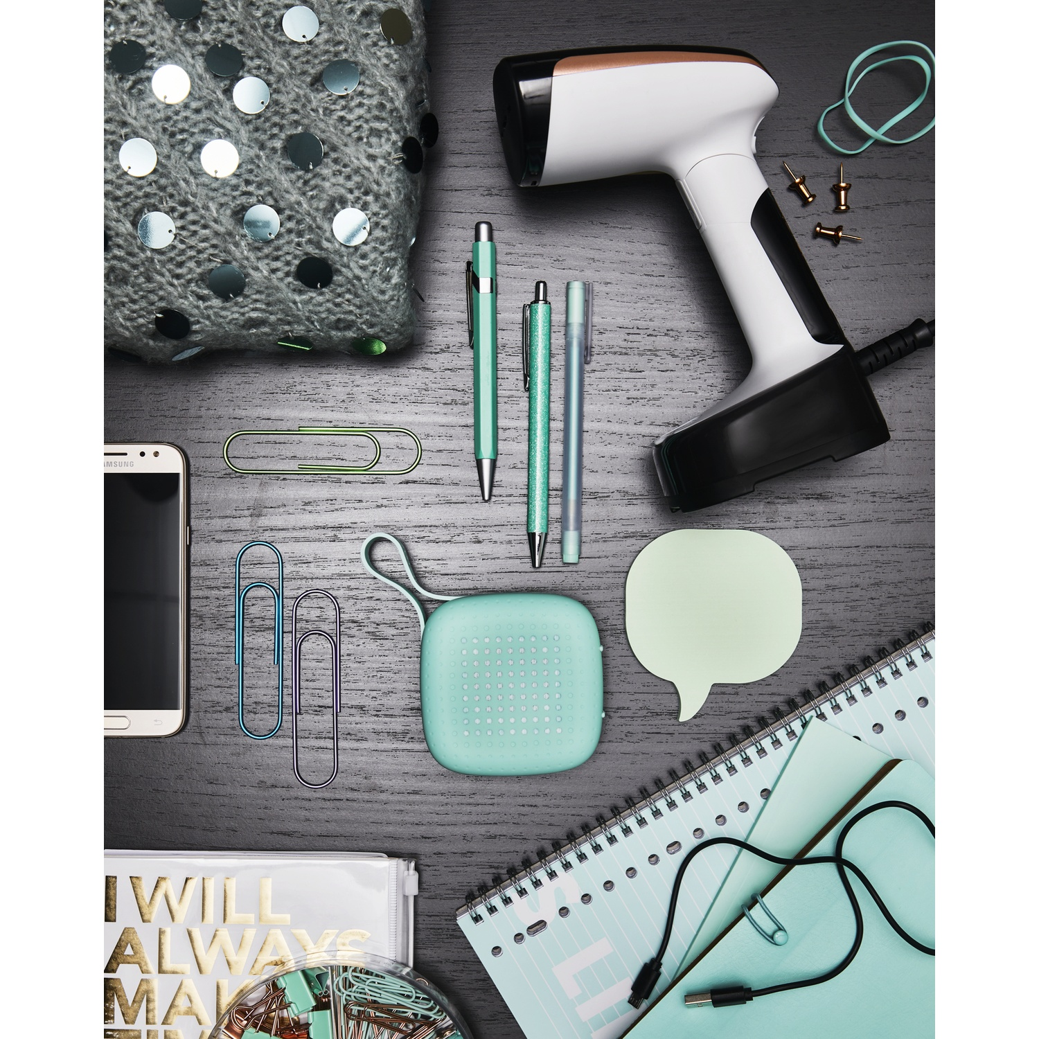 Materiale da ufficio: telefono, penne, graffette, quaderno, ferro da stiro a vapore, puntine.