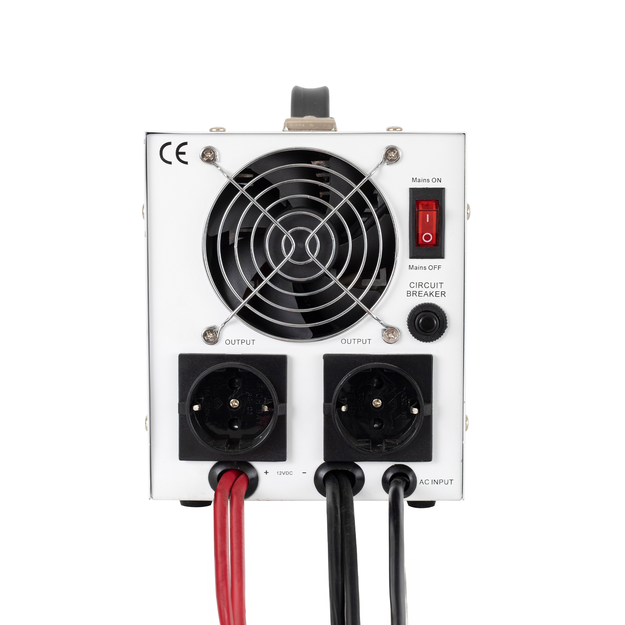 Egy fehér inverter hátlapja ventilátorral, két aljzattal, kapcsolóval és kábelekkel.