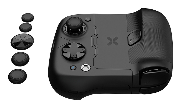 Schwarzer Controller mit Joystick, Steuerkreuz und austauschbaren Thumbsticks.