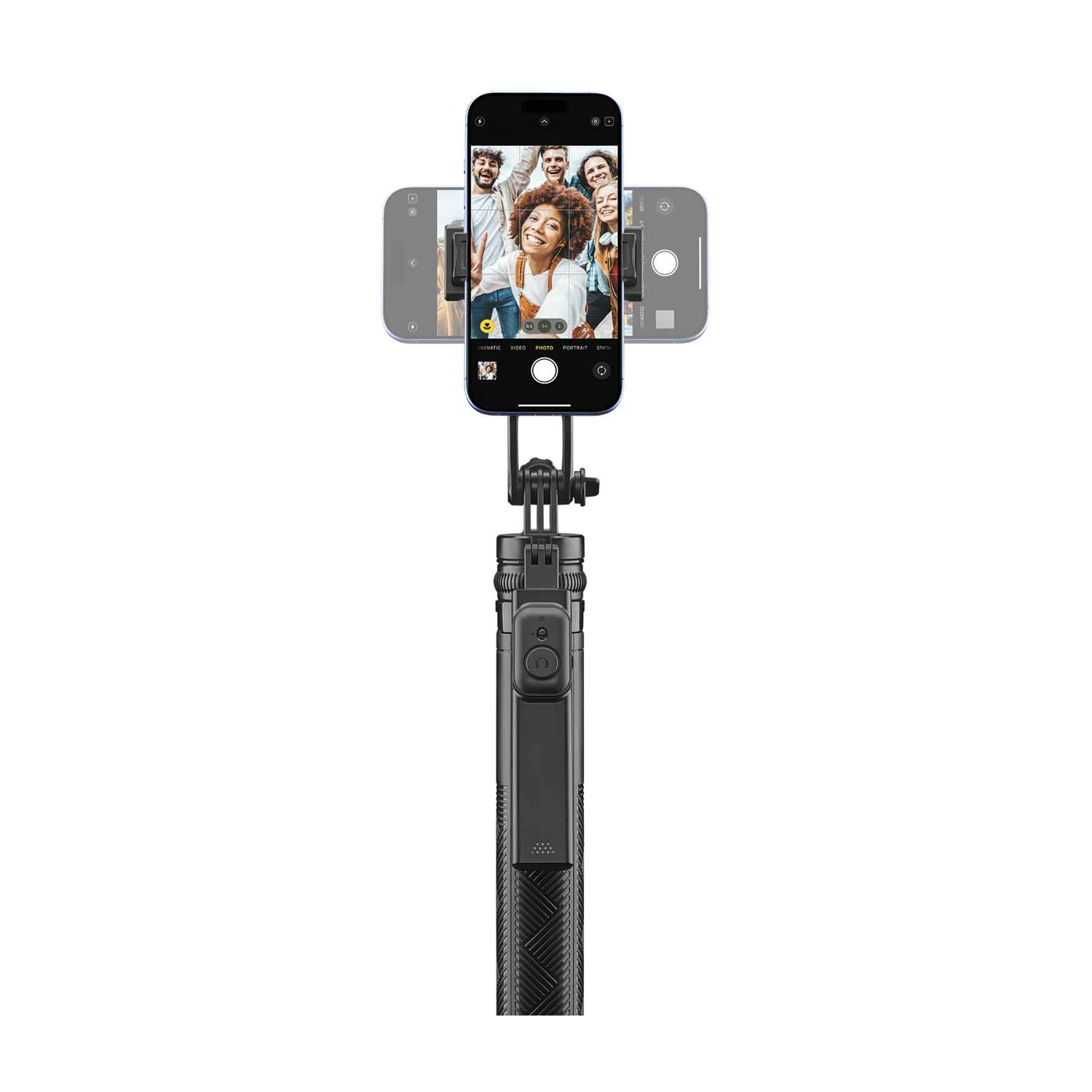 Un selfie stick nero tiene uno smartphone che mostra un gruppo di amici.