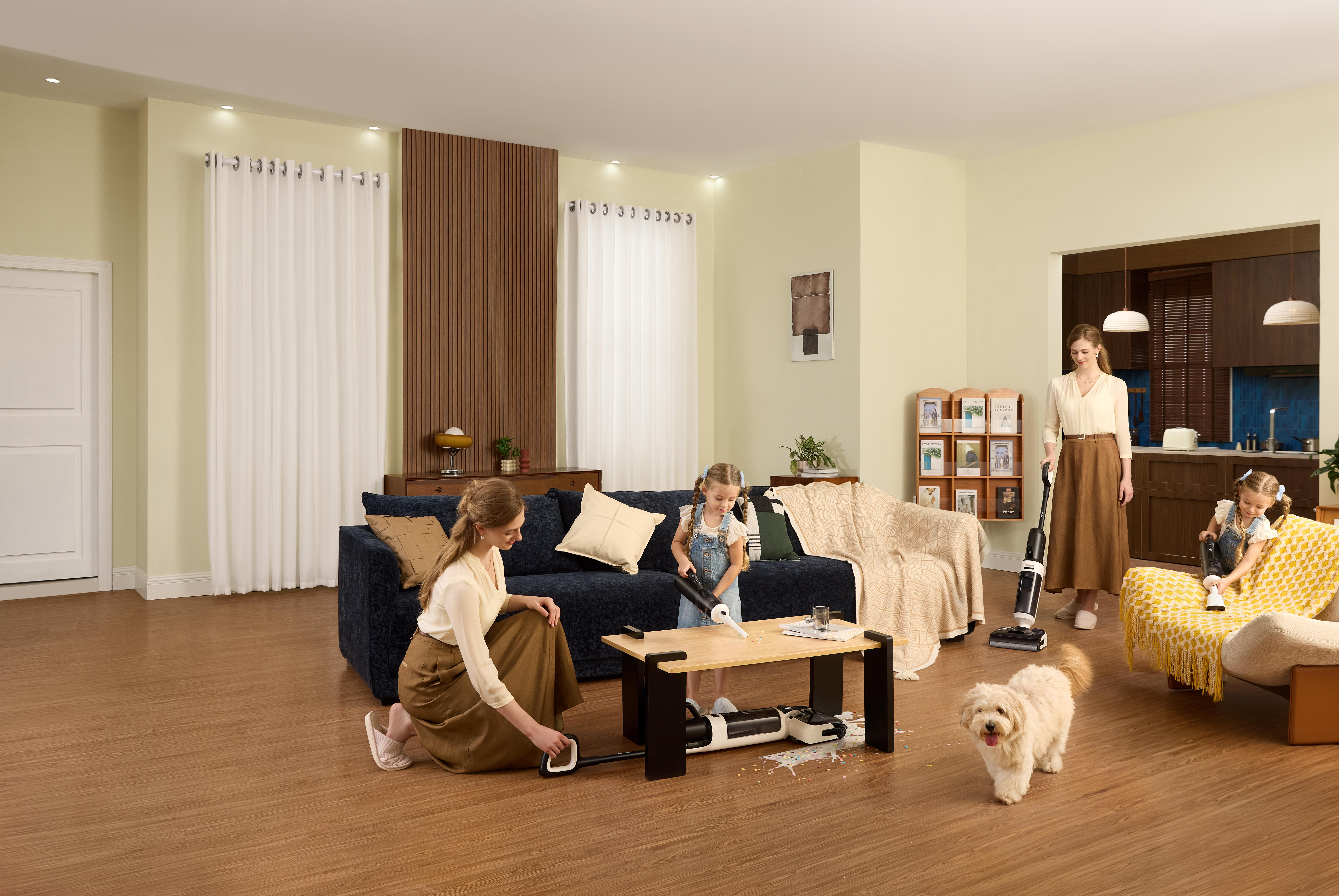 Familie reinigt Wohnzimmer mit Staubsaugern; Hund schaut zu.