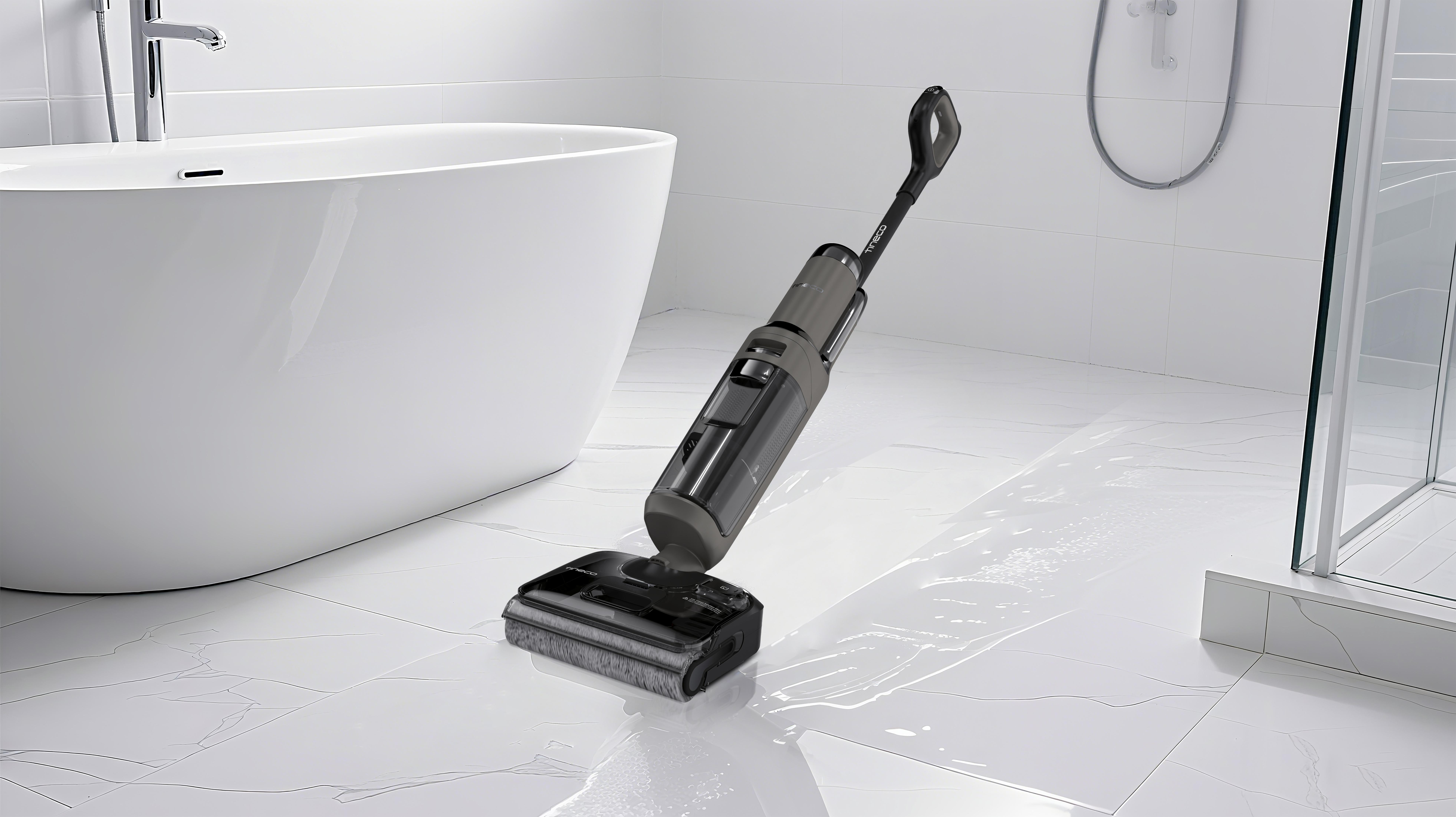 Ein Nass-/Trockensauger steht auf einem nassen, weißen Badezimmerboden neben einer Badewanne.