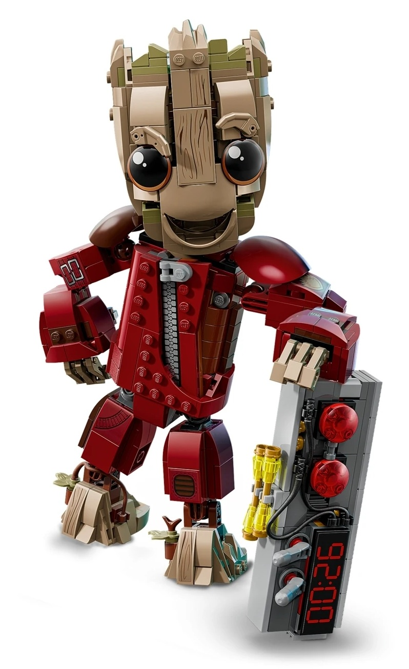 Model Lego Groota w czerwnej zbroi trzyma szary panel sterowania z czerwonymi światłami.