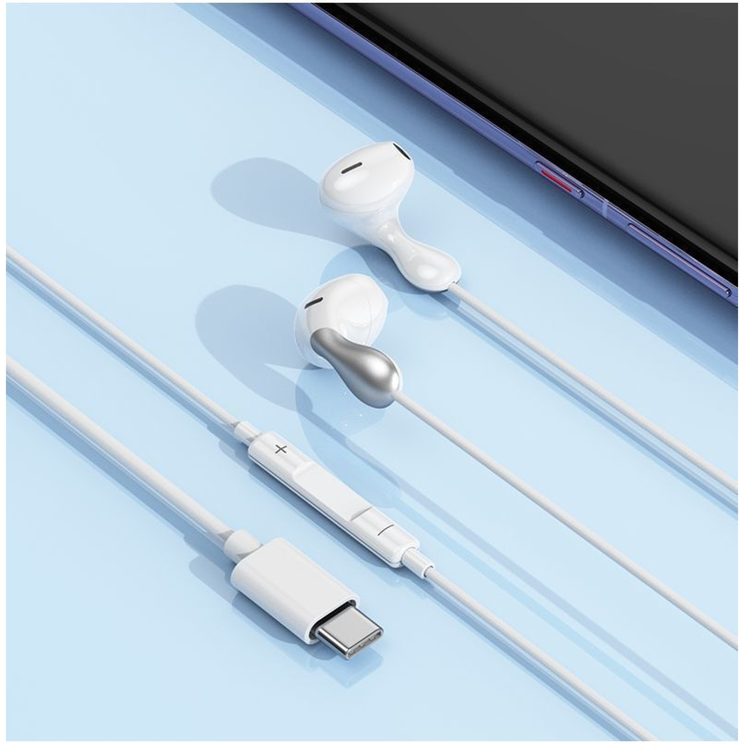 Auricolari bianchi con connettore USB-C su sfondo blu.