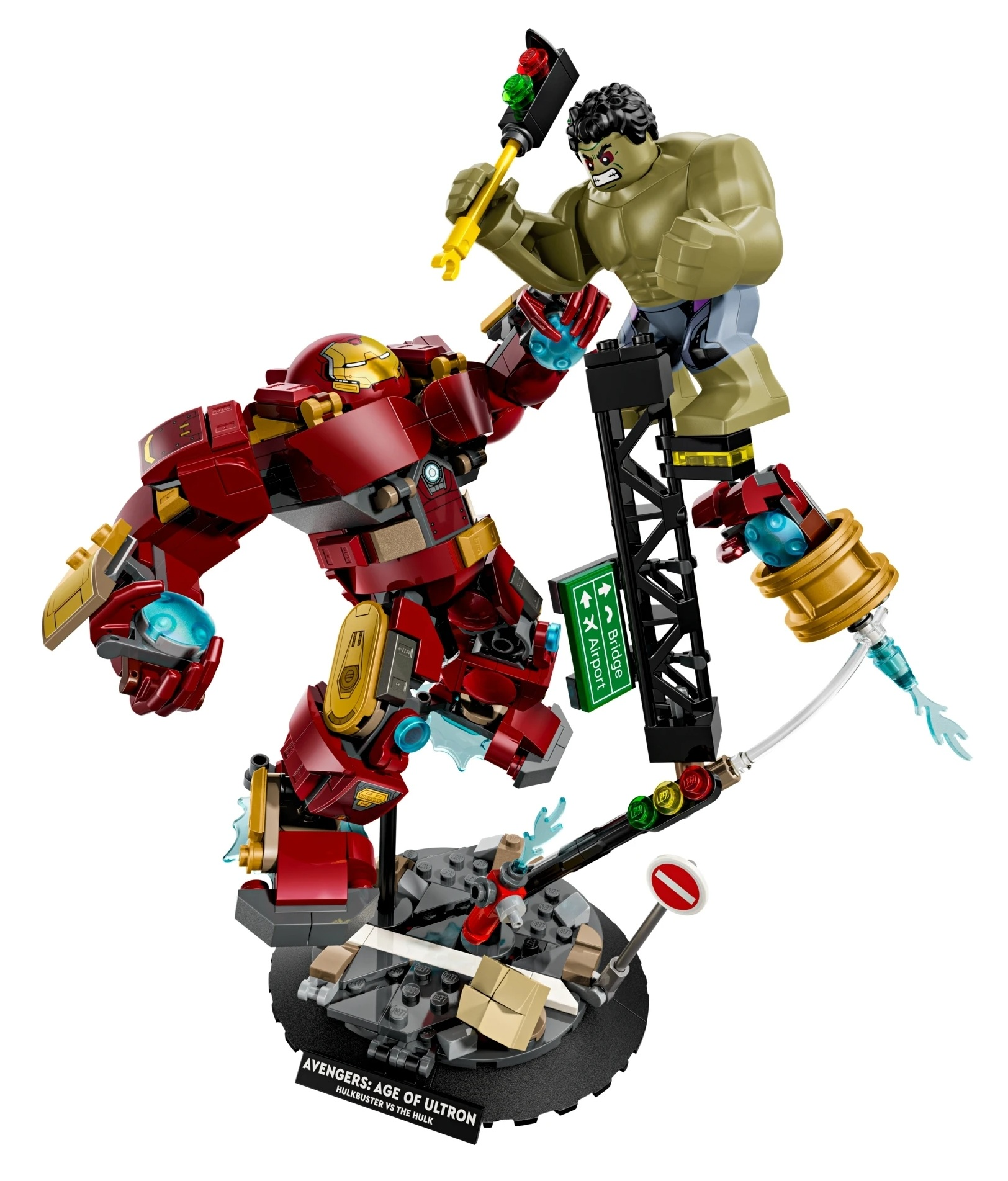 Hulkbuster vs Hulk: Figurki Lego walczą na postumencie ze znakiem drogowym.