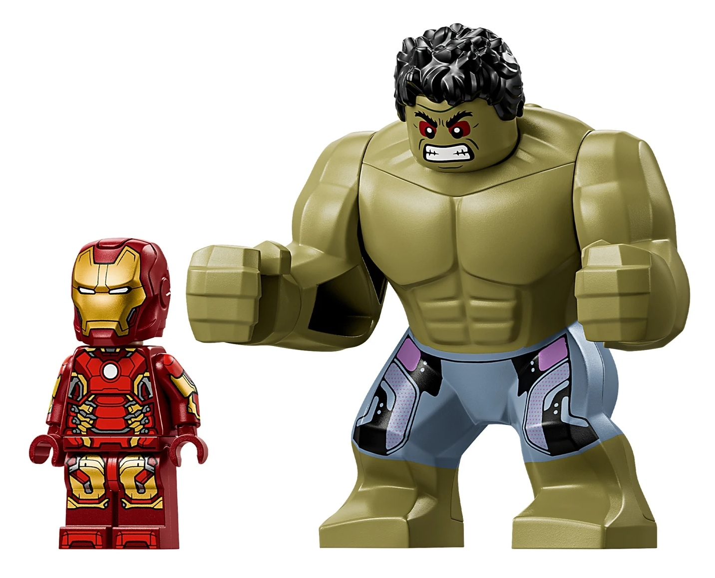 Figurka Lego Iron Man stoi obok dużej figurki Lego Hulk.