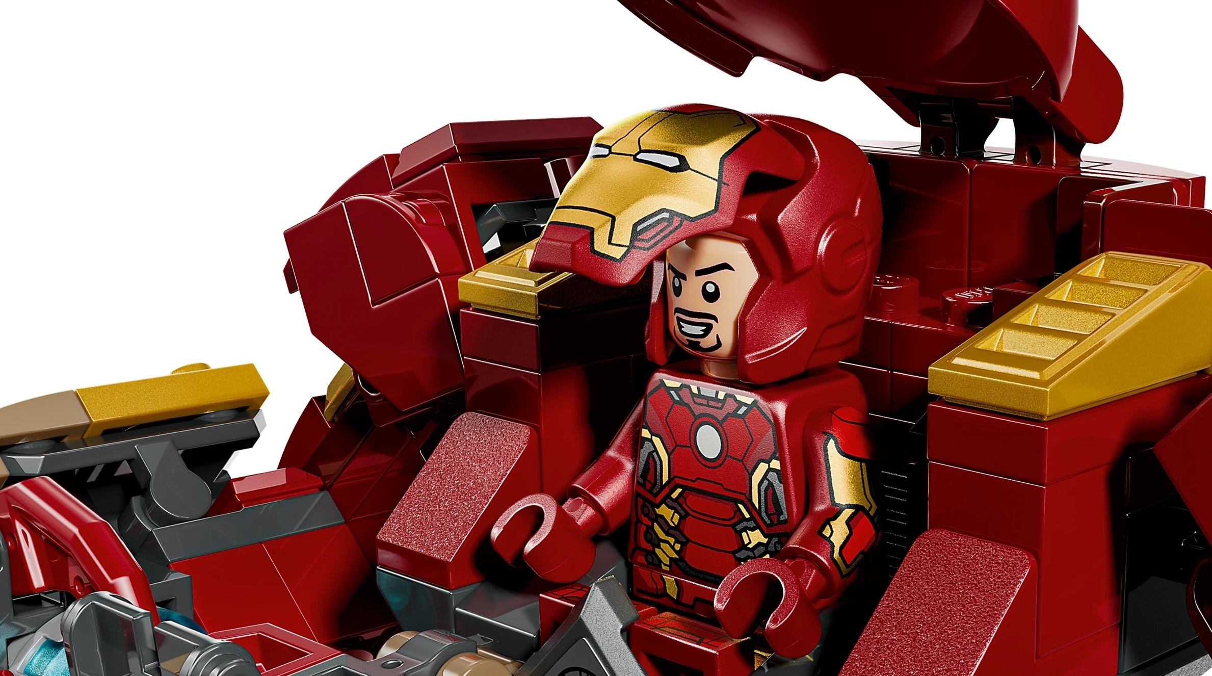 Figurka Lego Iron Man siedzi w czerwono-złotym kombinezonie bojowym.