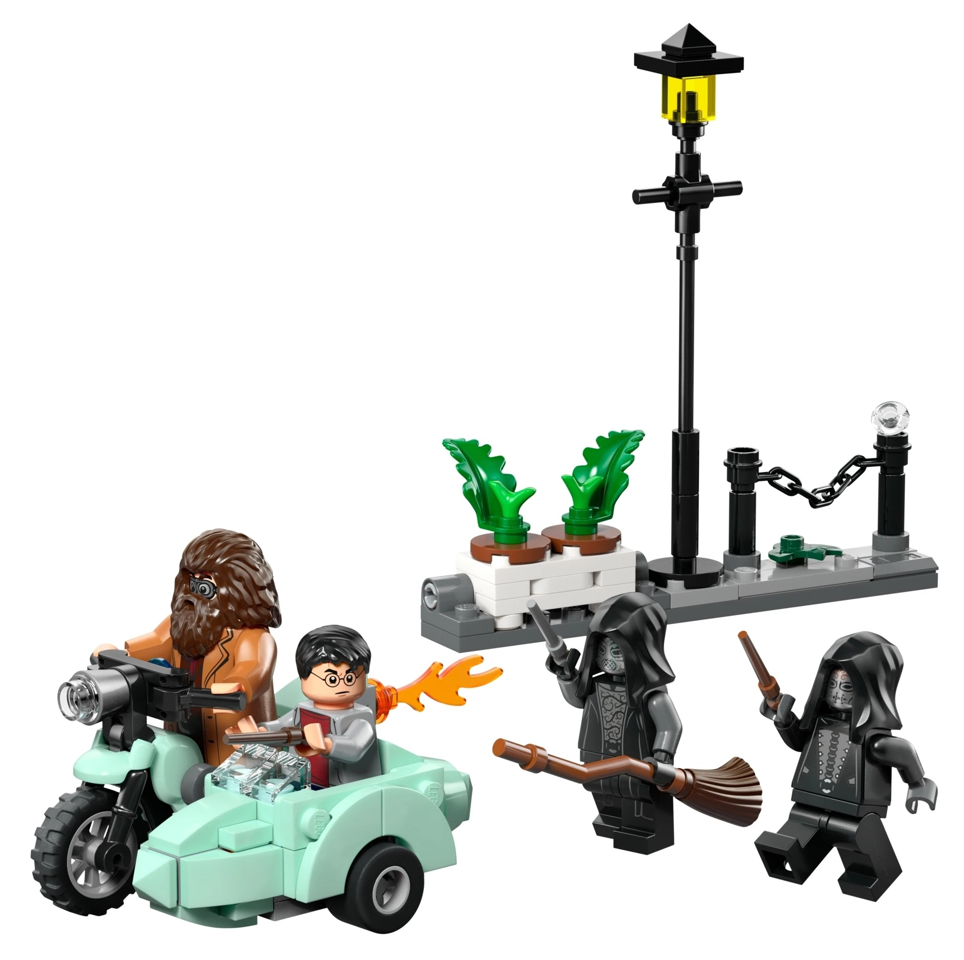 Figurki Lego: Hagrid na motocyklu z przyczepką, Harry w przyczepce, dwie mroczne postacie z miotłami i różdżkami.