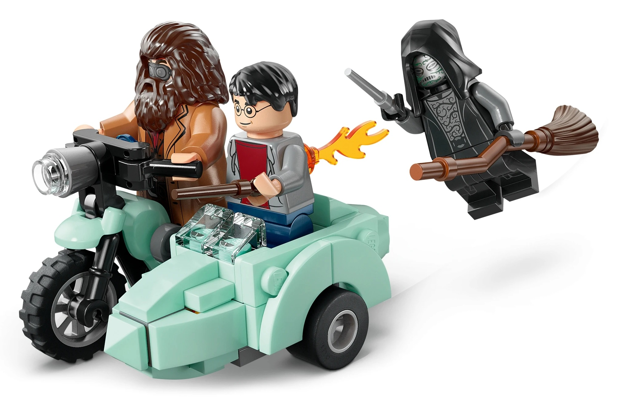 Lego Hagrid jedzie motocyklem z Harrym Potterem w koszu, ścigany przez Śmierciożercę.