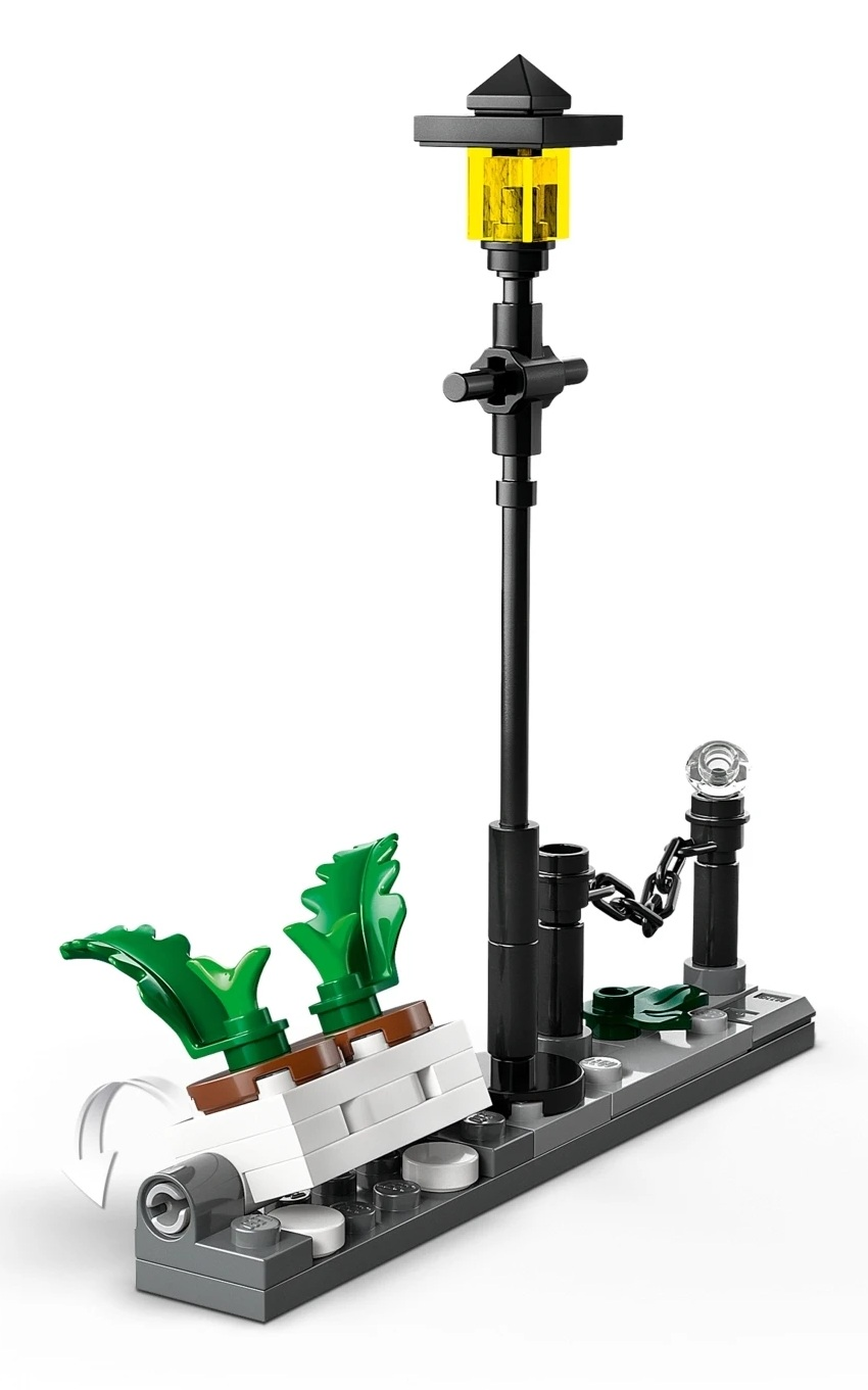 Model Lego z latarnią, roślinami i łańcuchem.