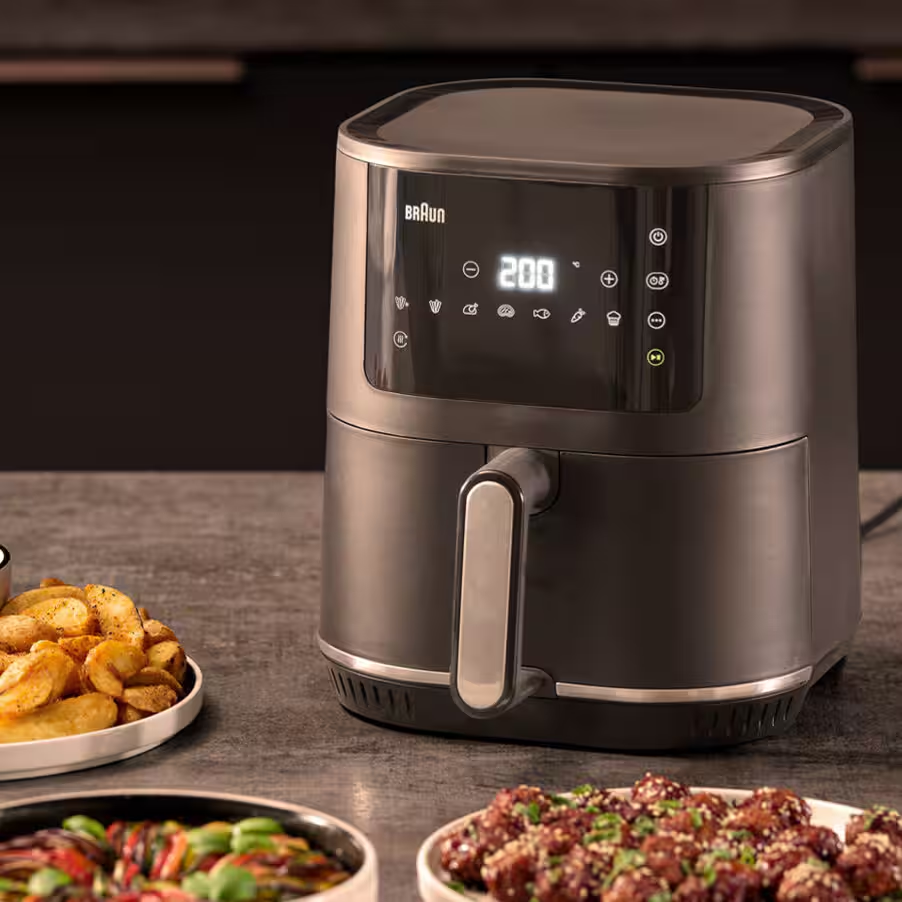 Friteuse à air Braun gris foncé avec écran numérique, nourriture sur le côté.