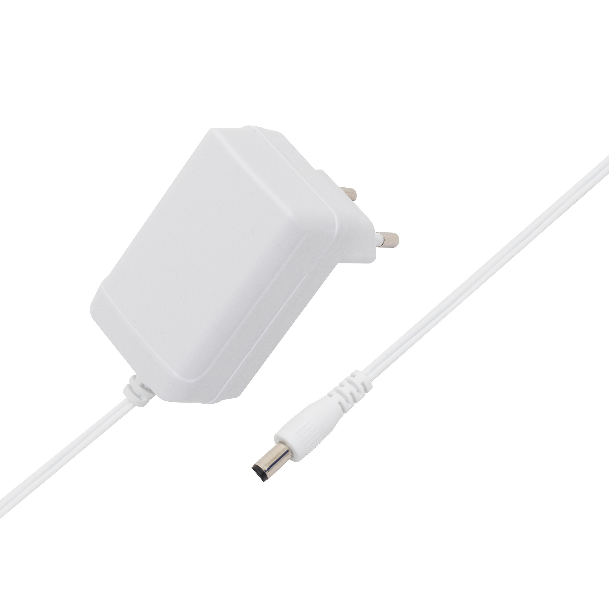 Fehér hálózati adapter kábellel és kerek csatlakozóval.