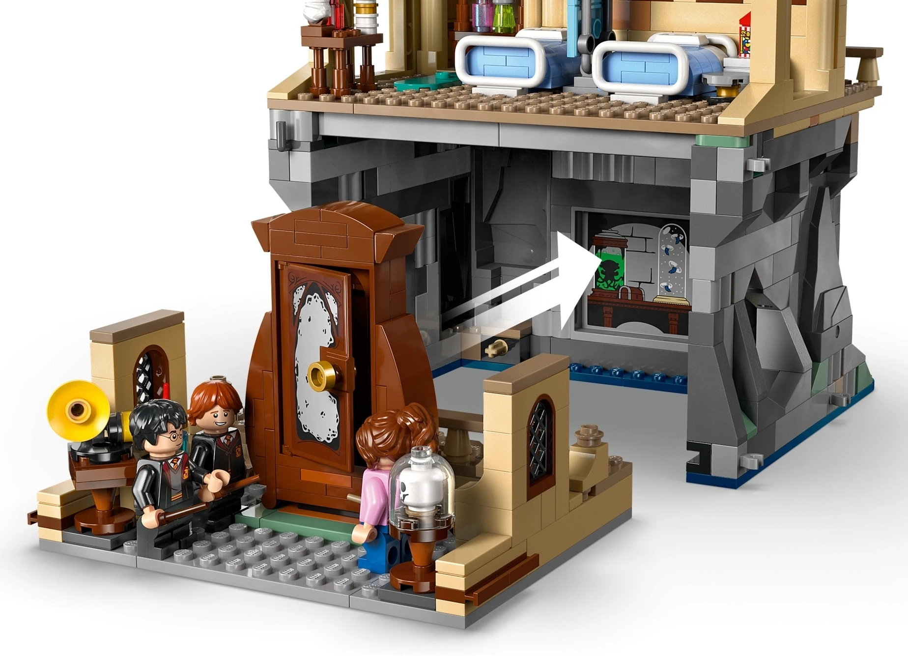 Figurki LEGO przed brązowymi drzwiami i budynkiem z oknem laboratoryjnym.
