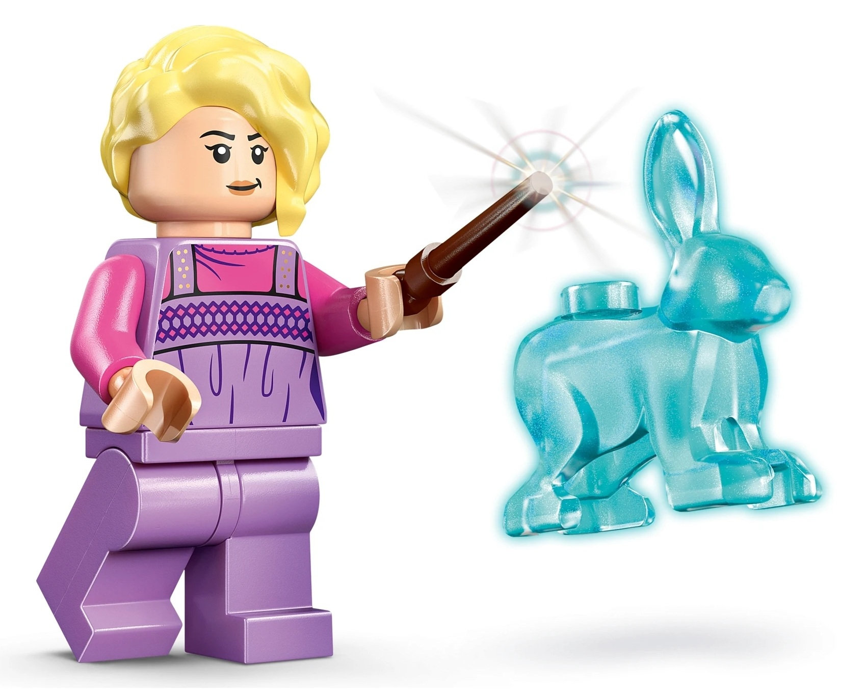 Blond Lego postać z różdżką czaruje niebieskiego królika.