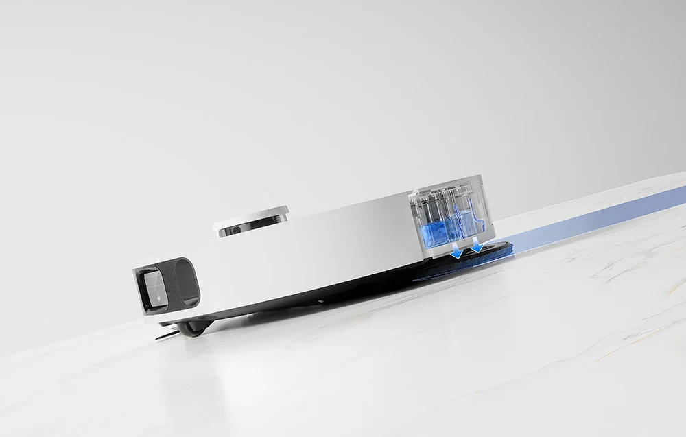 Egy fehér robotporszívó víztartállyal világos felületet tisztít.