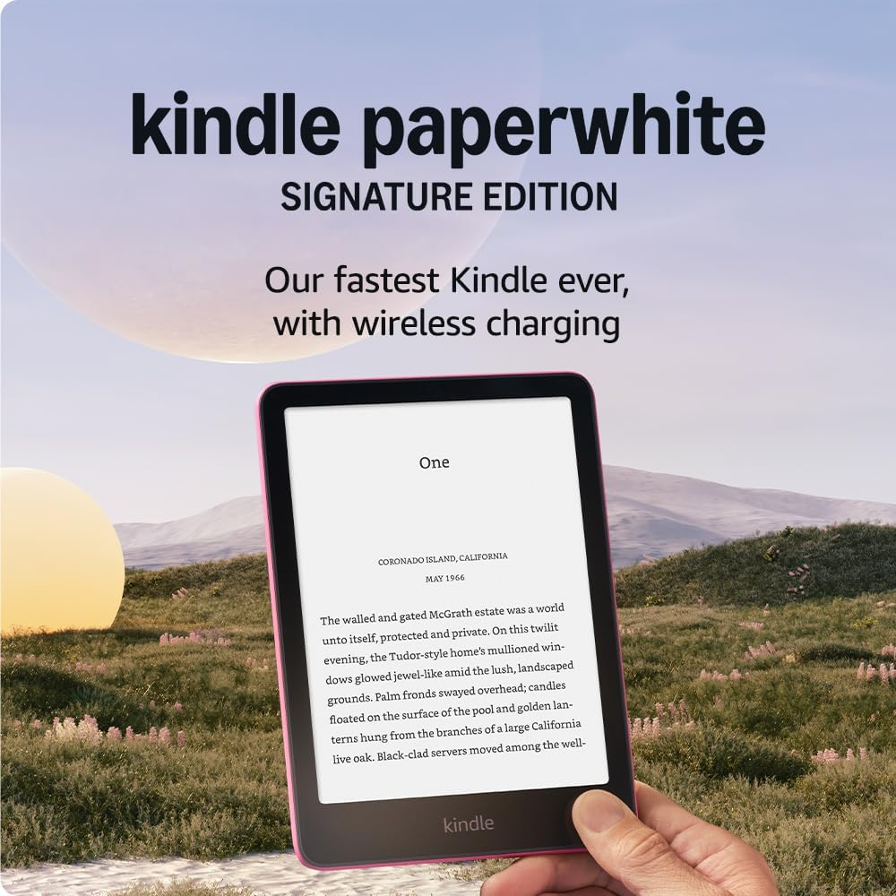 Ein Kindle Paperwhite liegt in einer Hand, mit Text auf dem Bildschirm, umgeben von Natur.