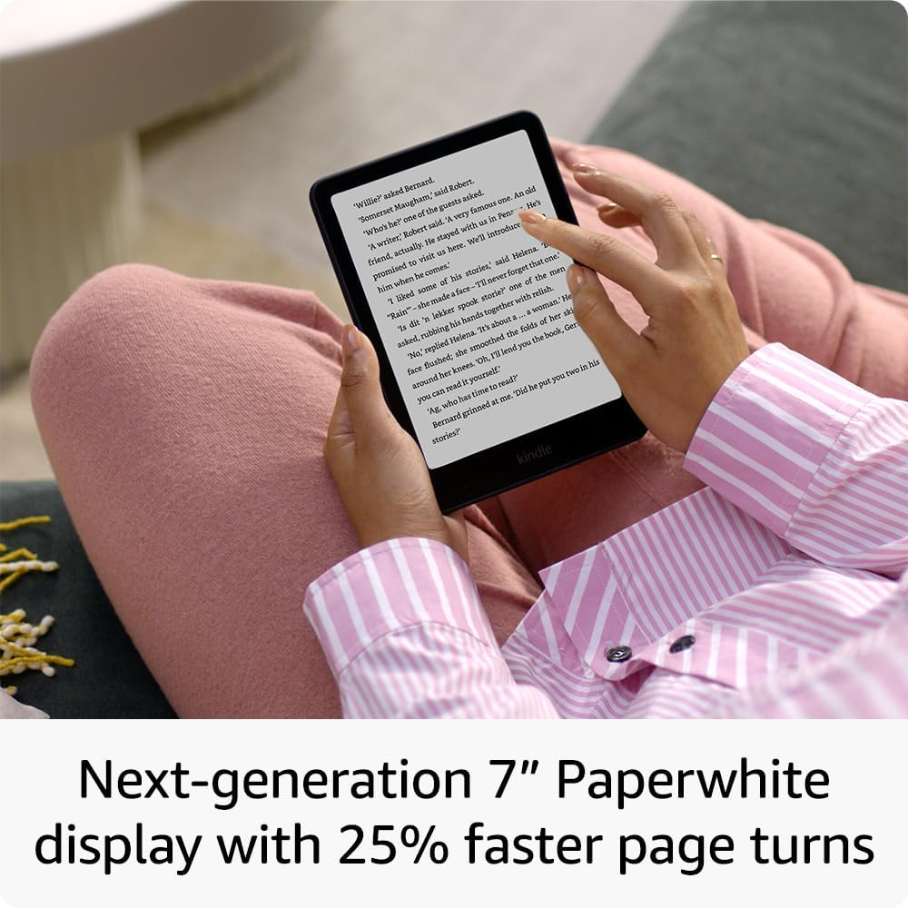 Person hält einen Kindle mit einem Buchtext. Rosa gestreifte Kleidung.