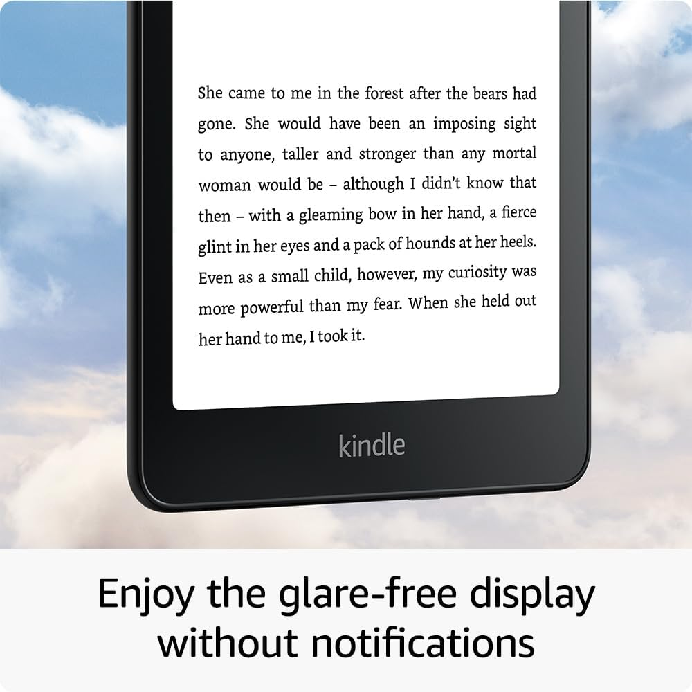 Ein Kindle-E-Reader mit Text vor einem blauen Himmel mit Wolken.