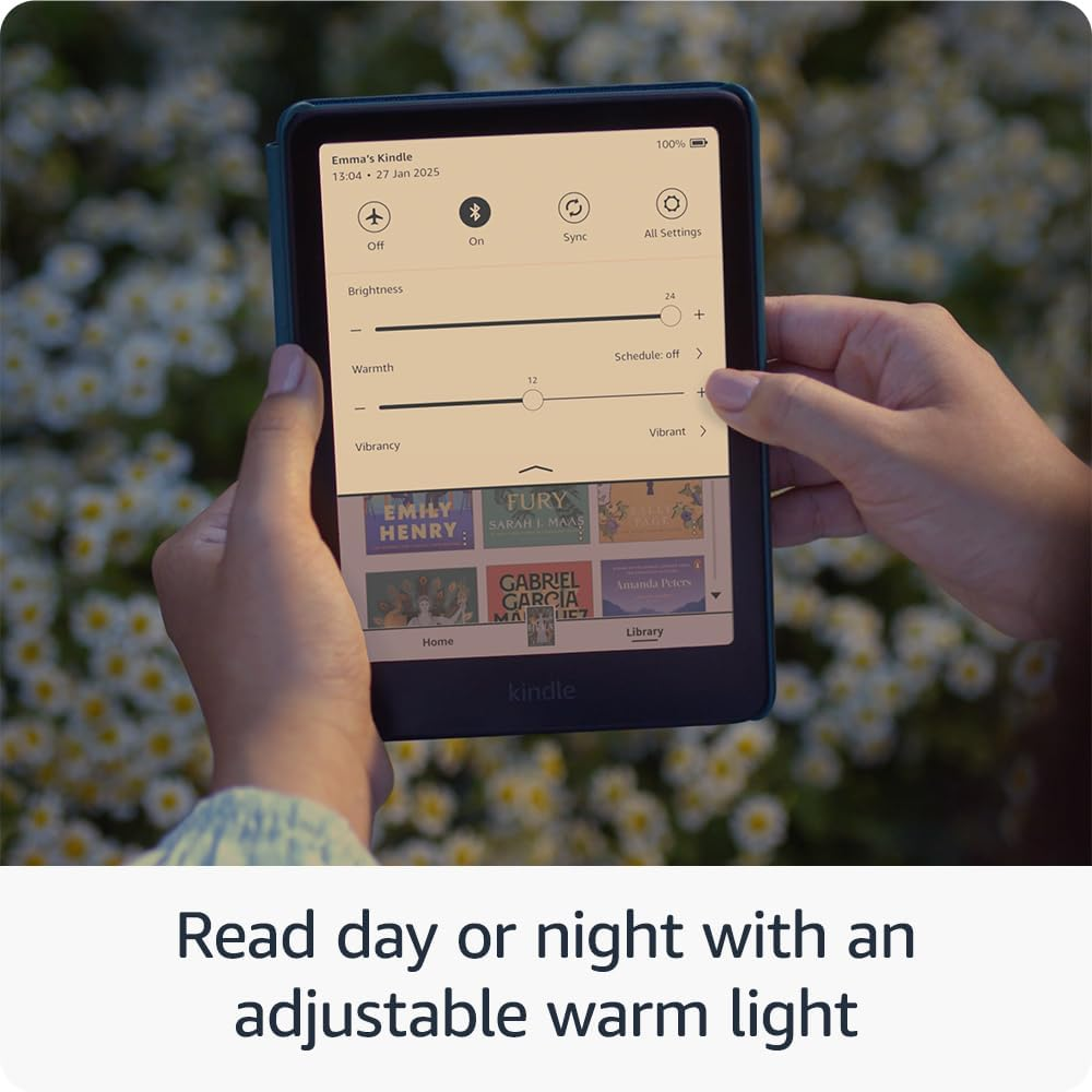 Hände halten einen Kindle E-Reader mit Einstellungen für Wärme und Helligkeit.