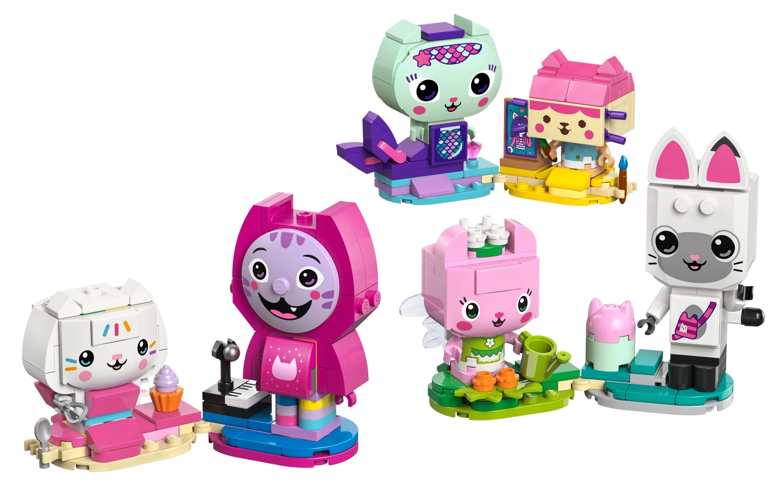 Pięć kolorowych figurek kotów Lego z akcesoriami na białych podstawkach.