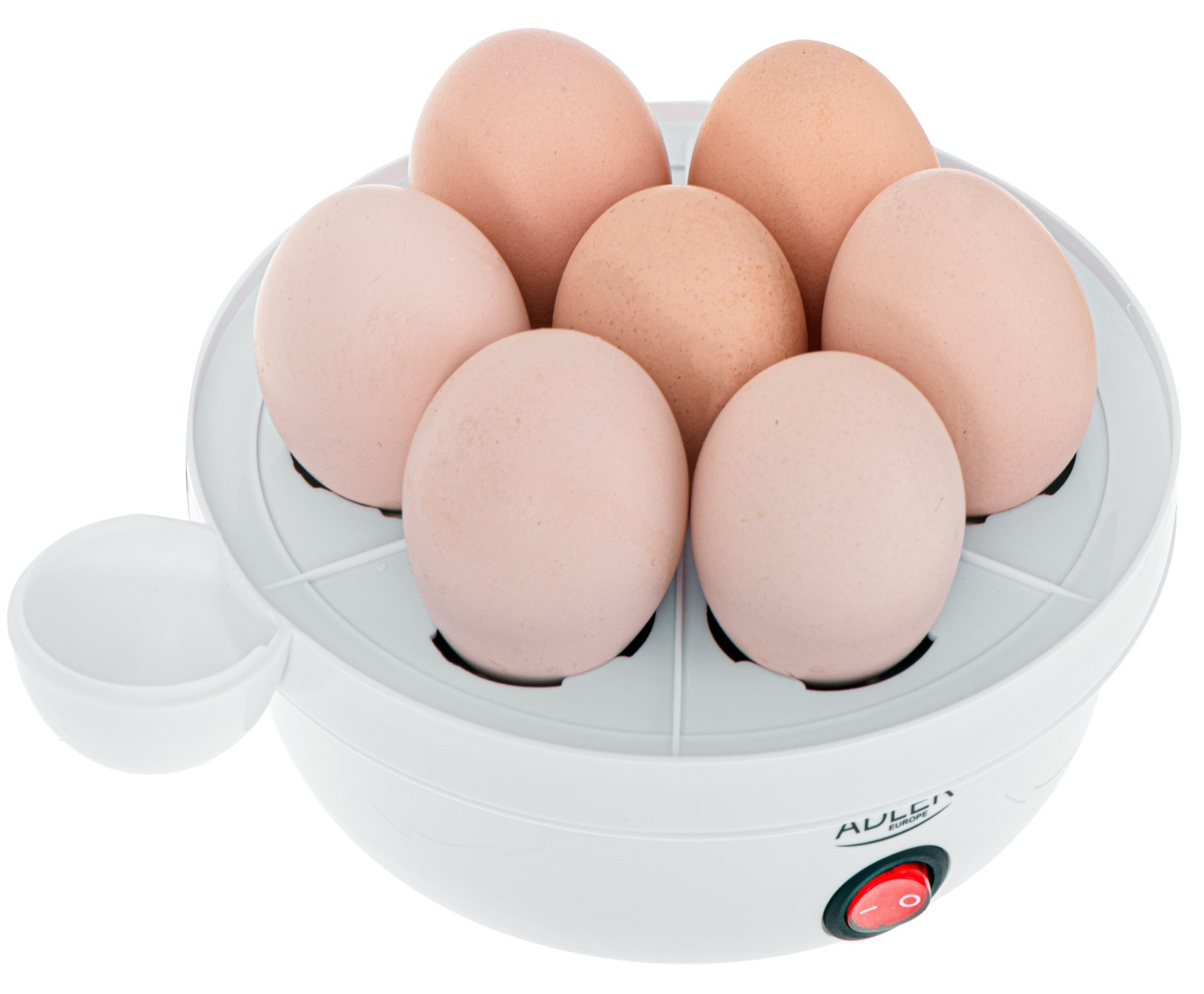 Biała maszynka do gotowania jajek z sześcioma jajkami w różnych odcieniach brązu.