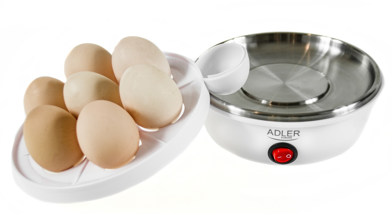 Biała maszynka do gotowania jajek z sześcioma brązowymi i jasnobrązowymi jajkami na podstawce.