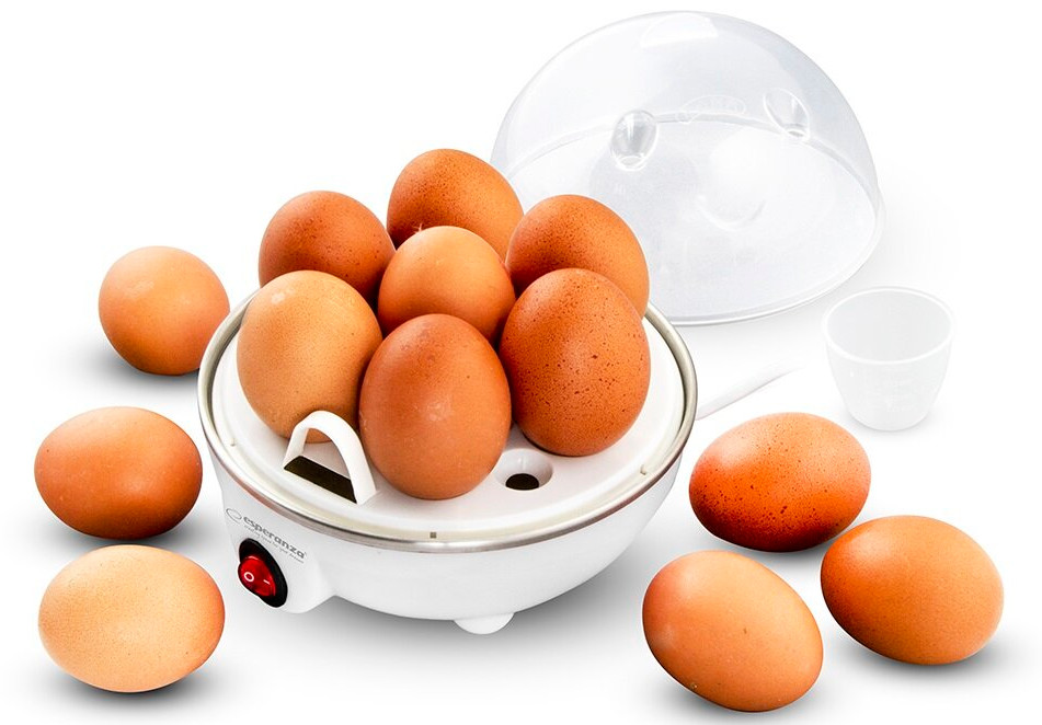 Biała maszynka do gotowania jajek z brązowymi jajkami i przezroczystą pokrywką.