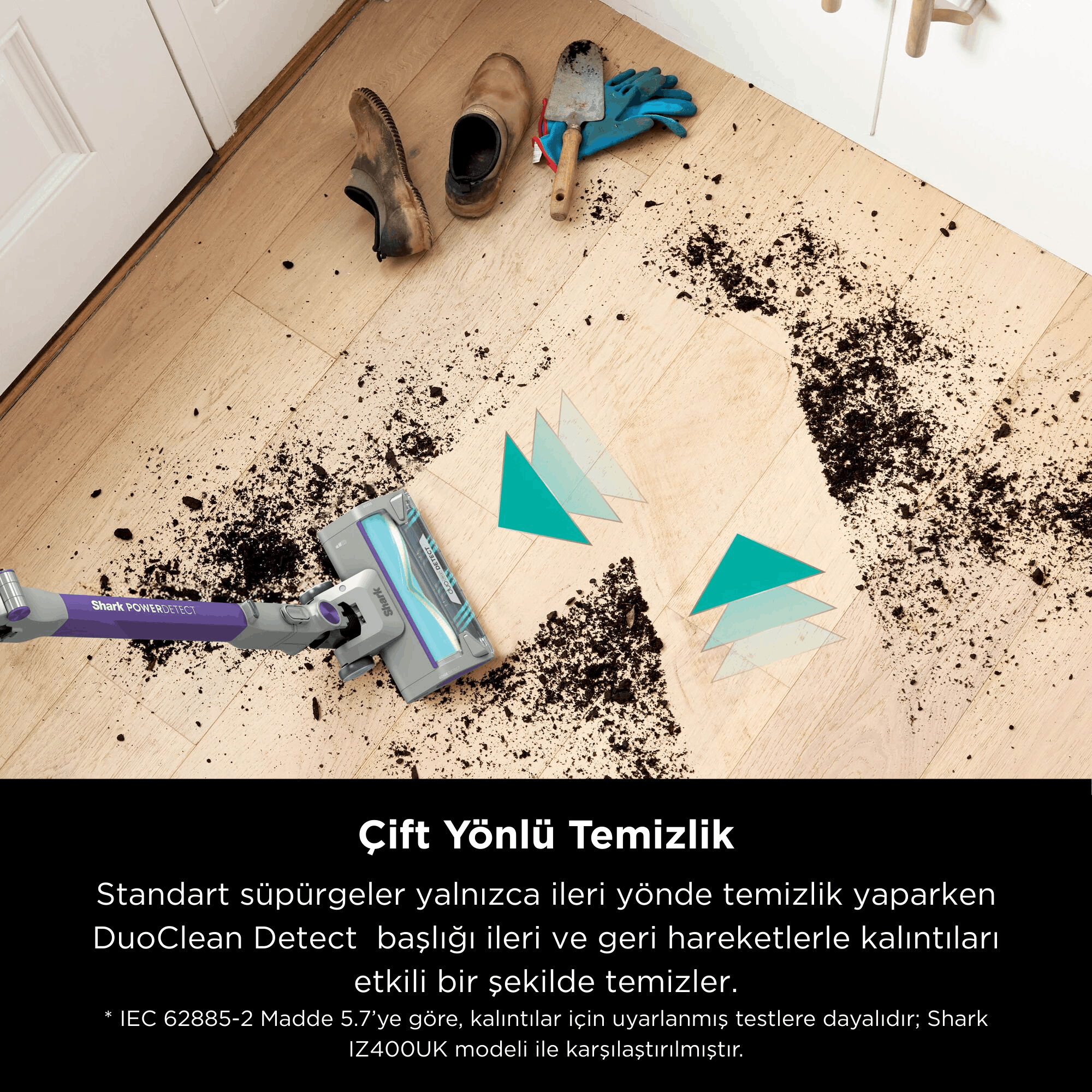 Elektrikli süpürge, kirli ahşap zemini toprak ve molozla temizliyor.