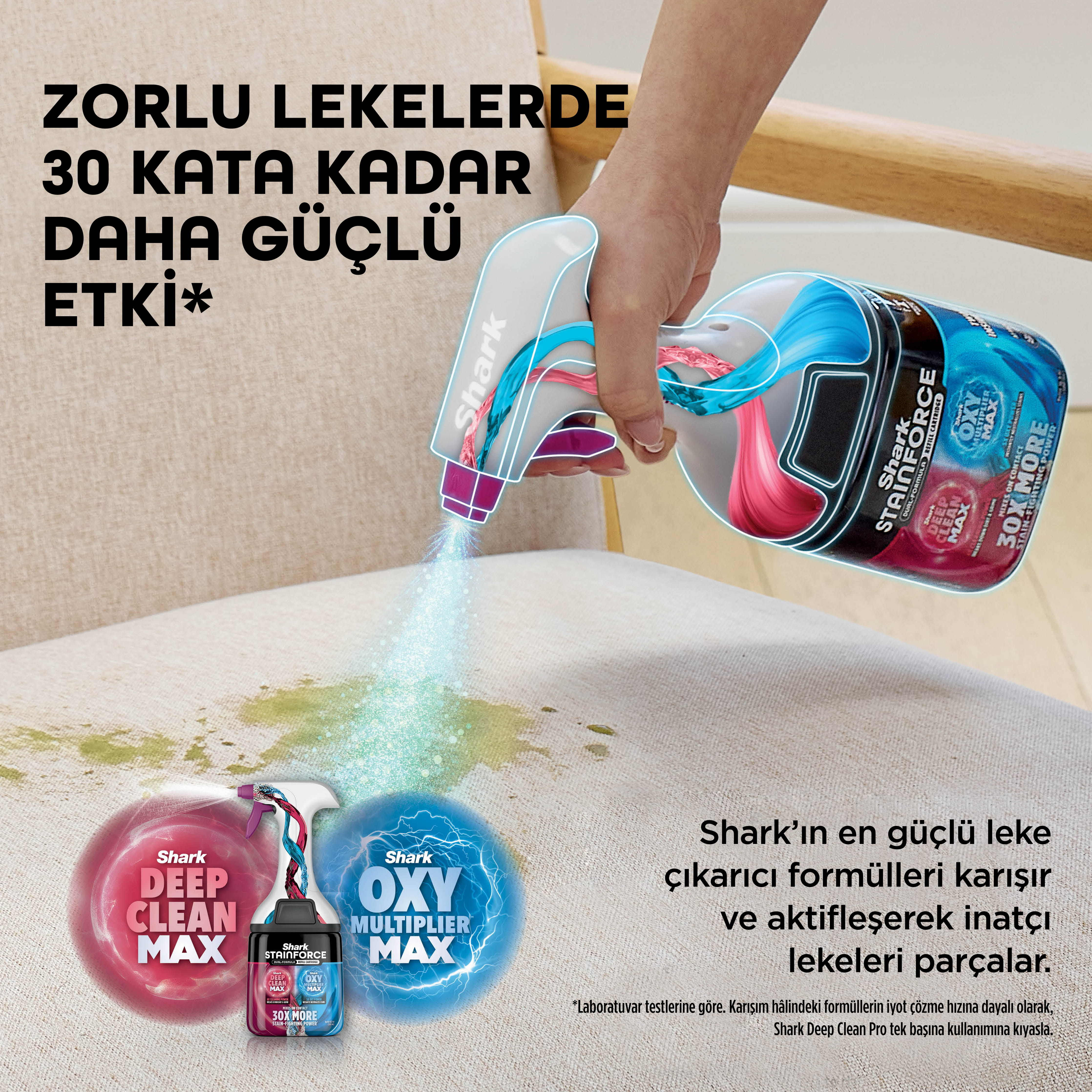 El döşemeye temizleyici püskürtüyor. Etiketli iki şişe görünüyor.