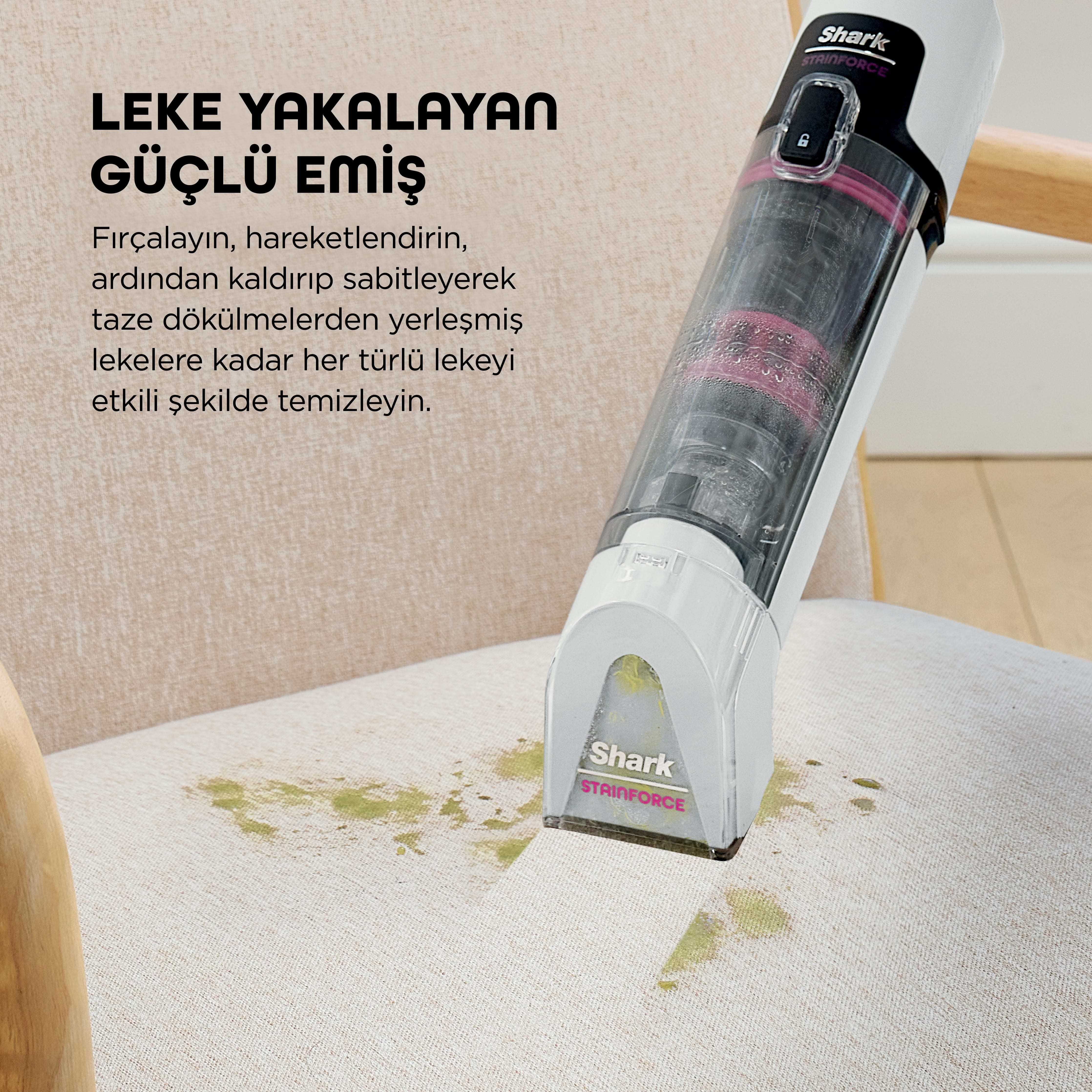 El süpürgesi, açık renkli kumaş sandalyedeki yeşil lekeleri temizliyor.