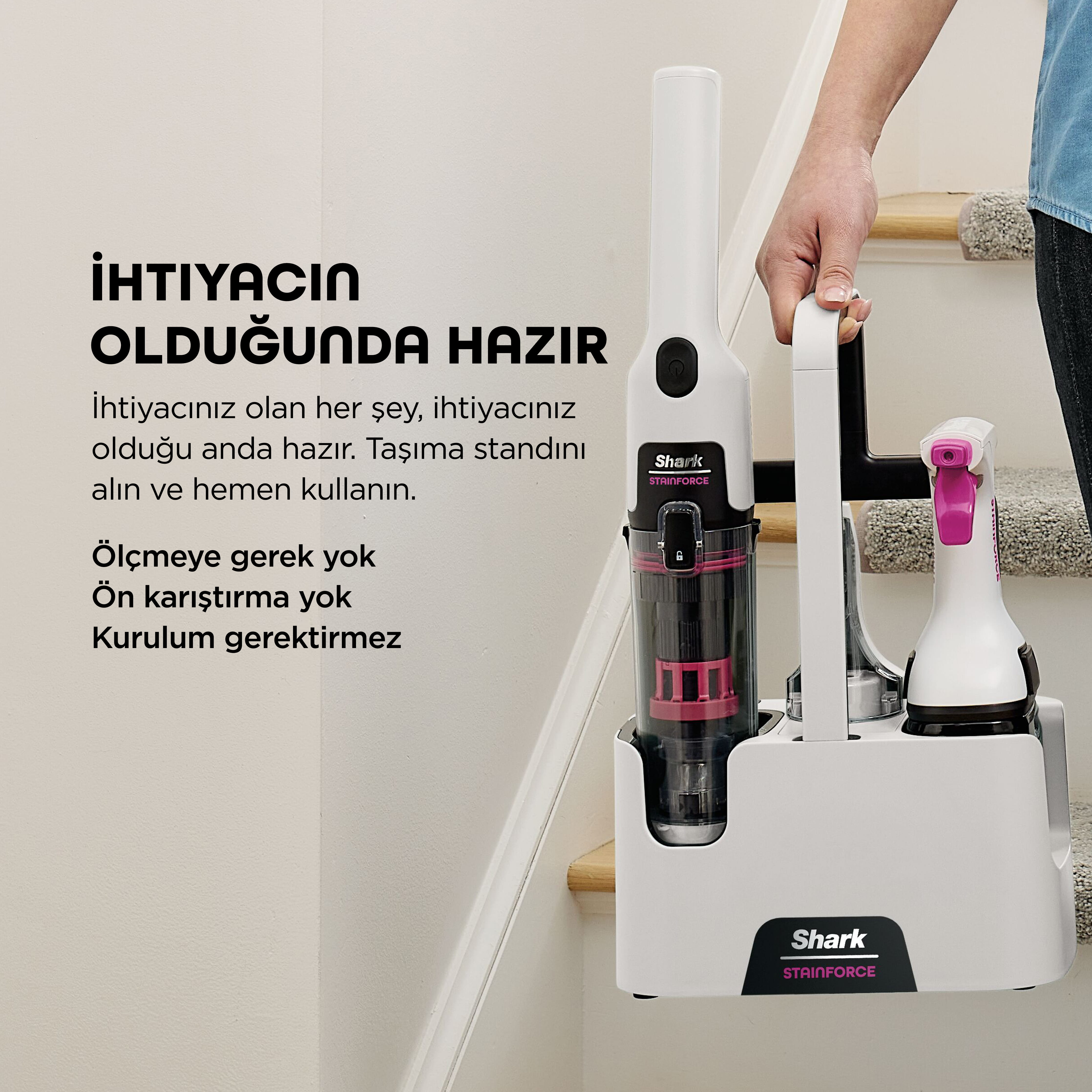 Bir adam merdivenlerde Shark Stainforce temizleyici ve elektrikli süpürge tutuyor.