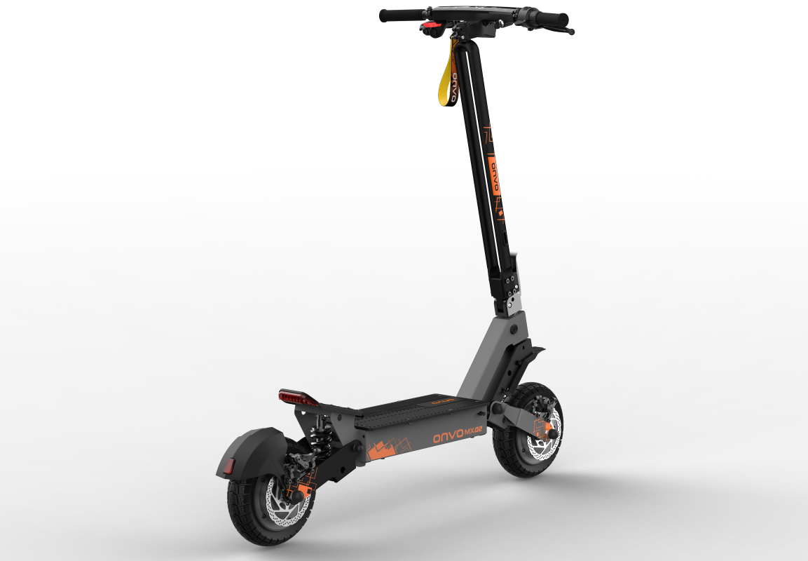Siyah ve turuncu vurgulu gri elektrikli scooter siyah arka plan üzerinde.
