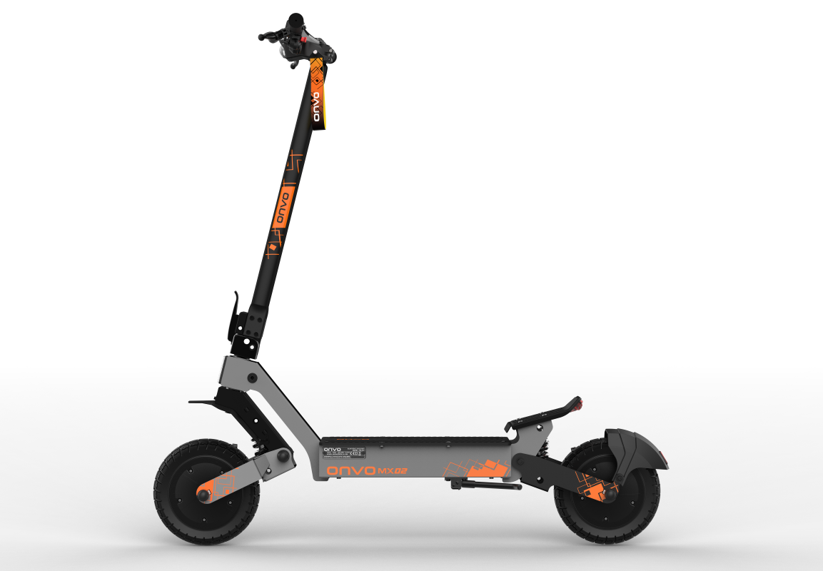 Siyah arka plan üzerinde siyah ve turuncu vurgulara sahip gri elektrikli scooter.