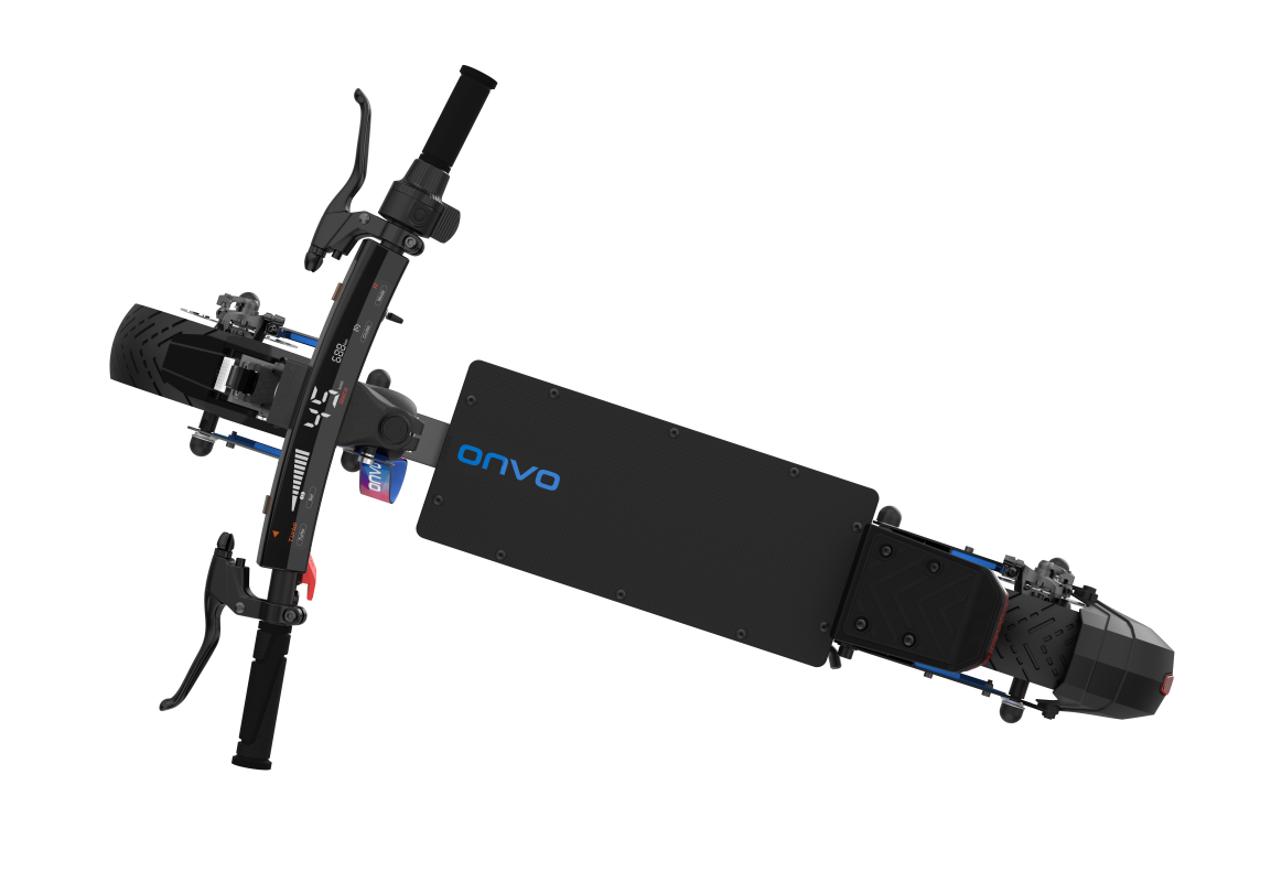 Siyah elektrikli scooter, üstten görünüm, platformda mavi ONVO logosu.