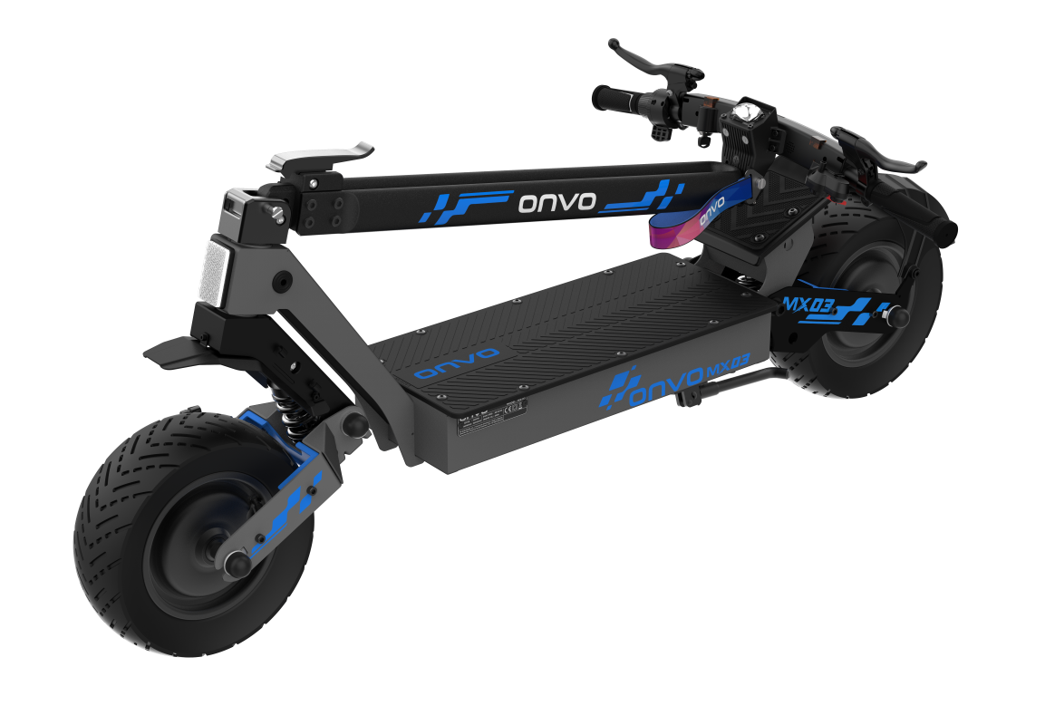 Mavi vurgulara ve "ONVO MX03" logosuna sahip siyah elektrikli scooter.