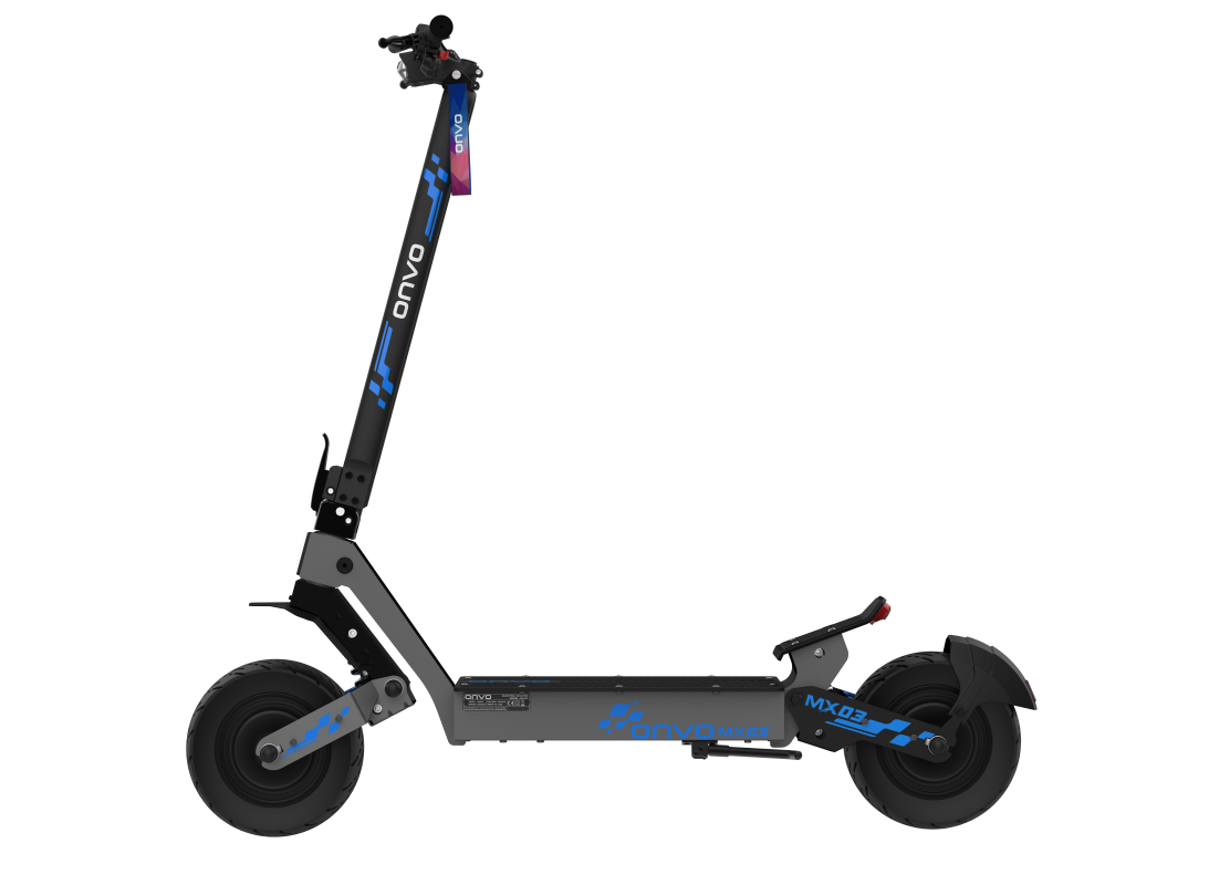 Siyah tekerlekli ve mavi aksanlı gri elektrikli scooter.