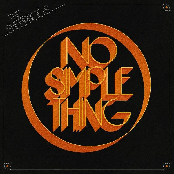 The Sheepdogs-Logo: Orange 3D-Schriftzug „NO SIMPLE THING“ in einem Kreis auf Schwarz.