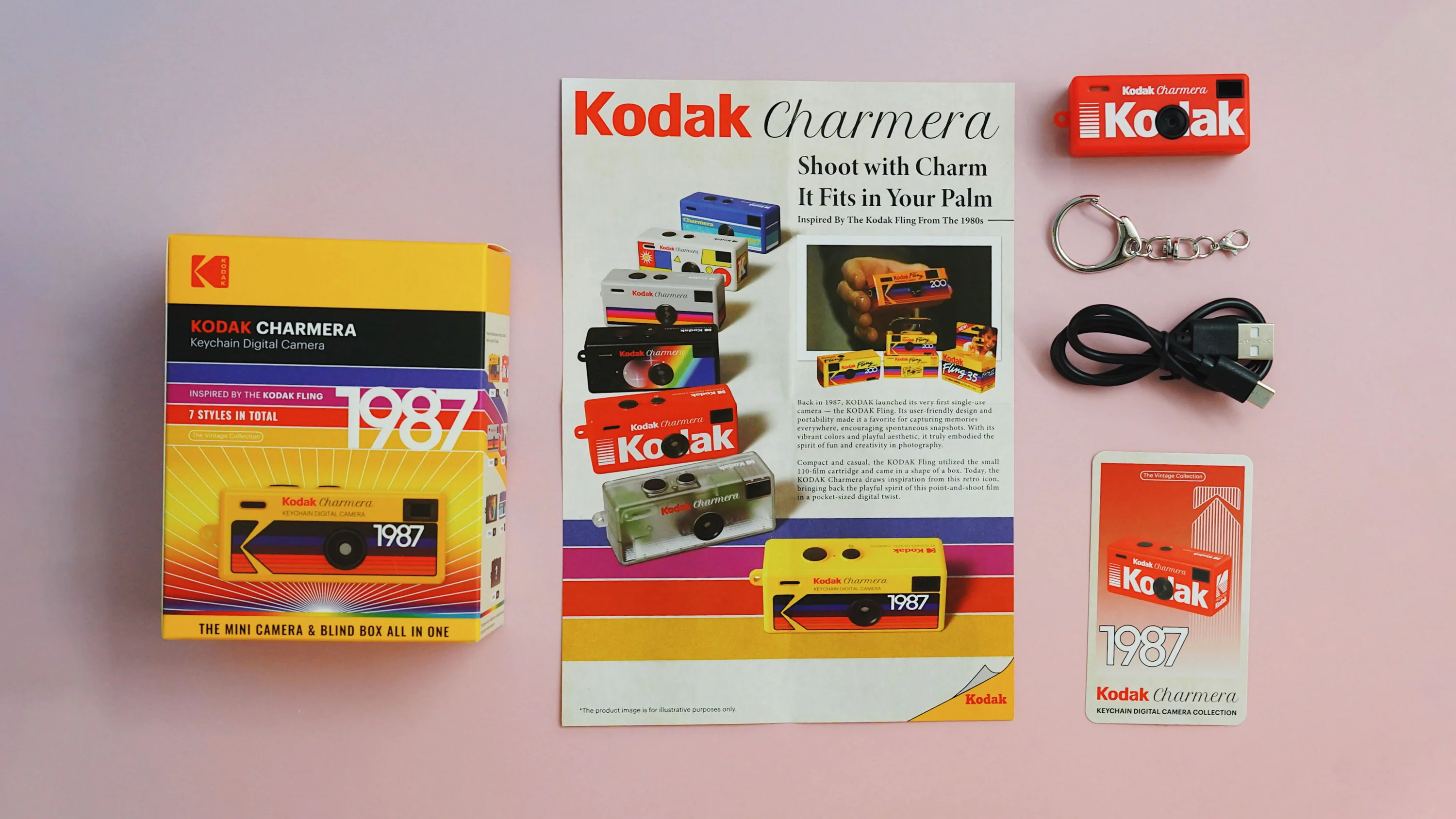 Pembe arka plan üzerinde vintage tarzı Kodak Charmera kameralar ve ambalaj.