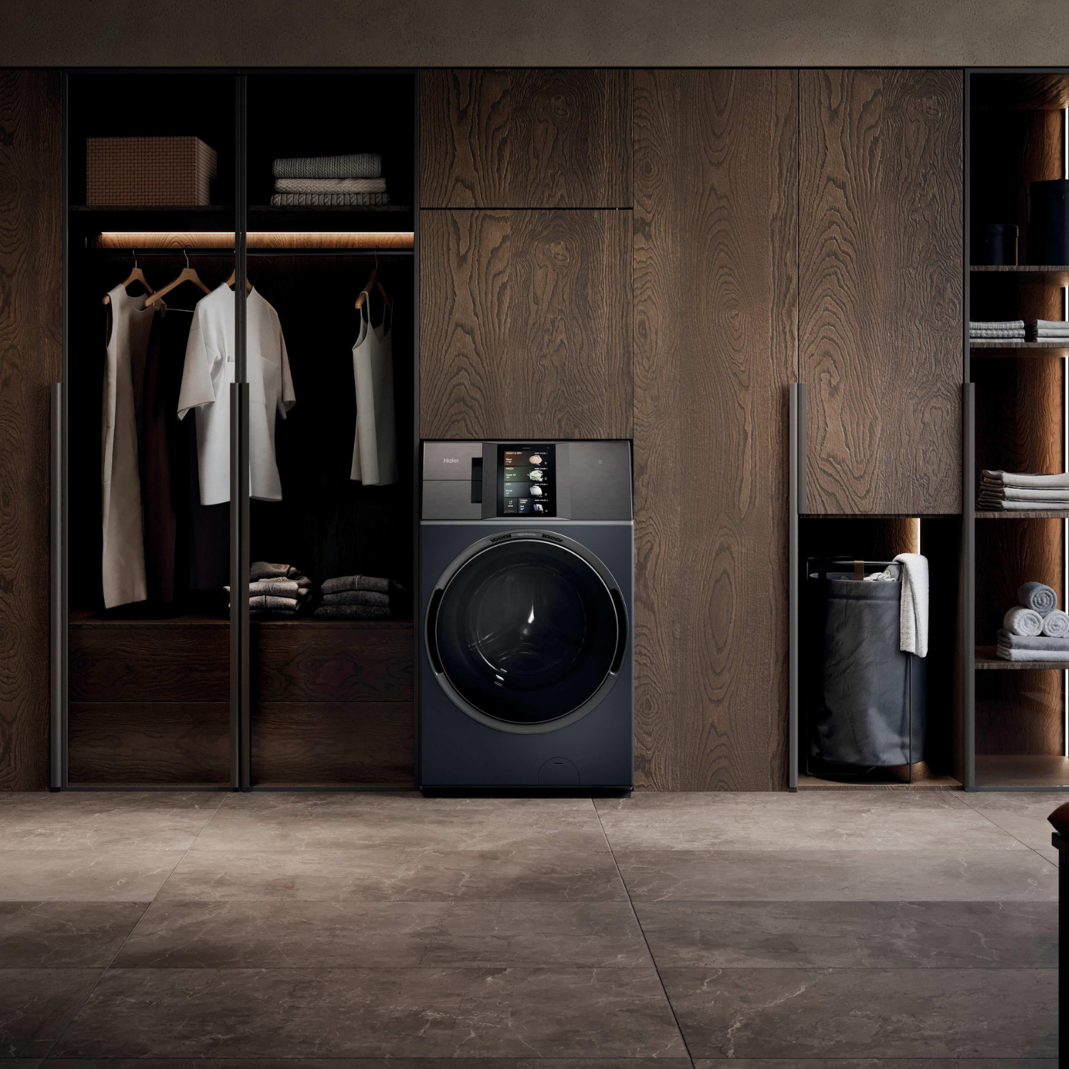 Una lavandería moderna con armarios de madera oscura, lavadora y ropa.