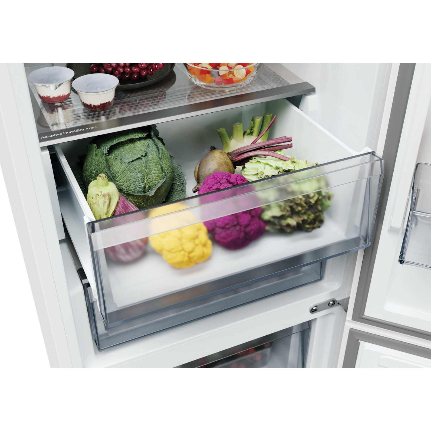 Un cajón de refrigerador con repollo, remolachas, coliflor morada, amarilla y verde.