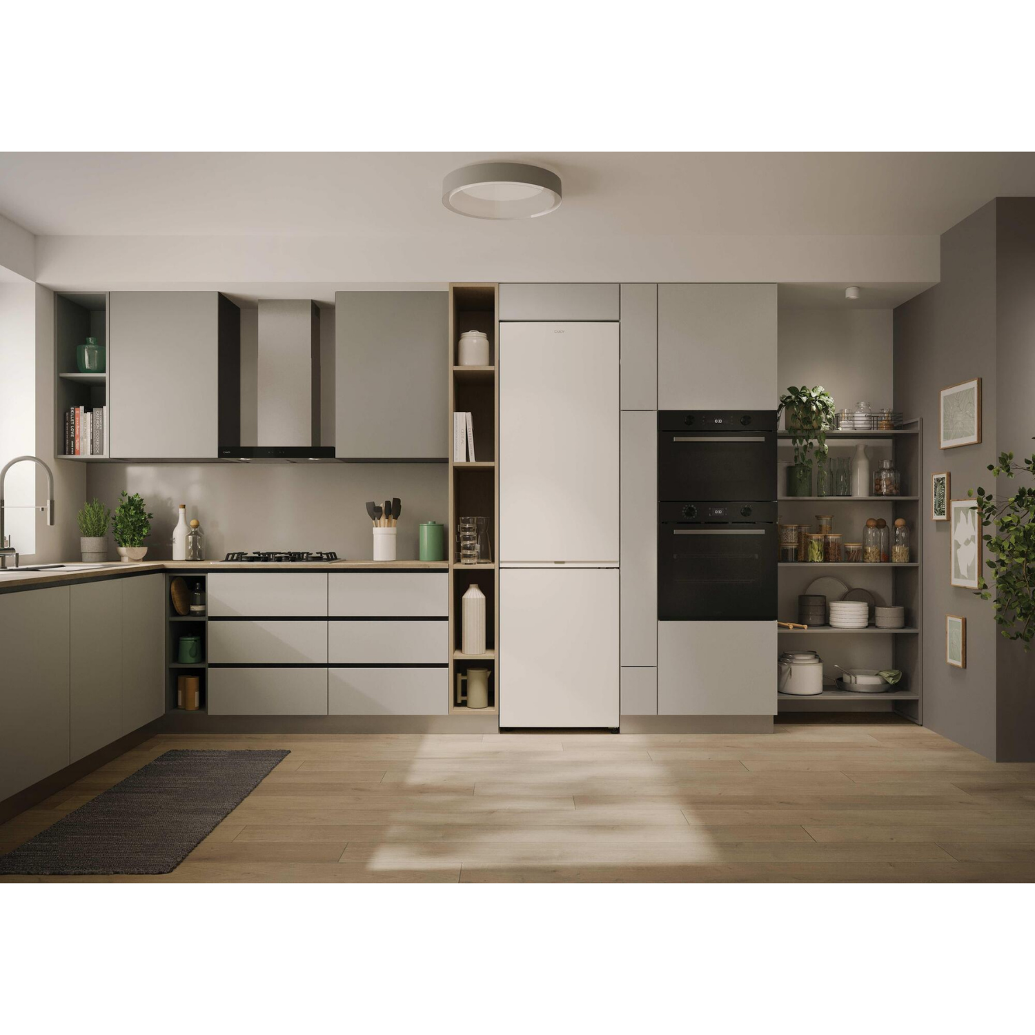 Moderna cocina gris con suelo de madera, frigorífico, hornos y estantes.