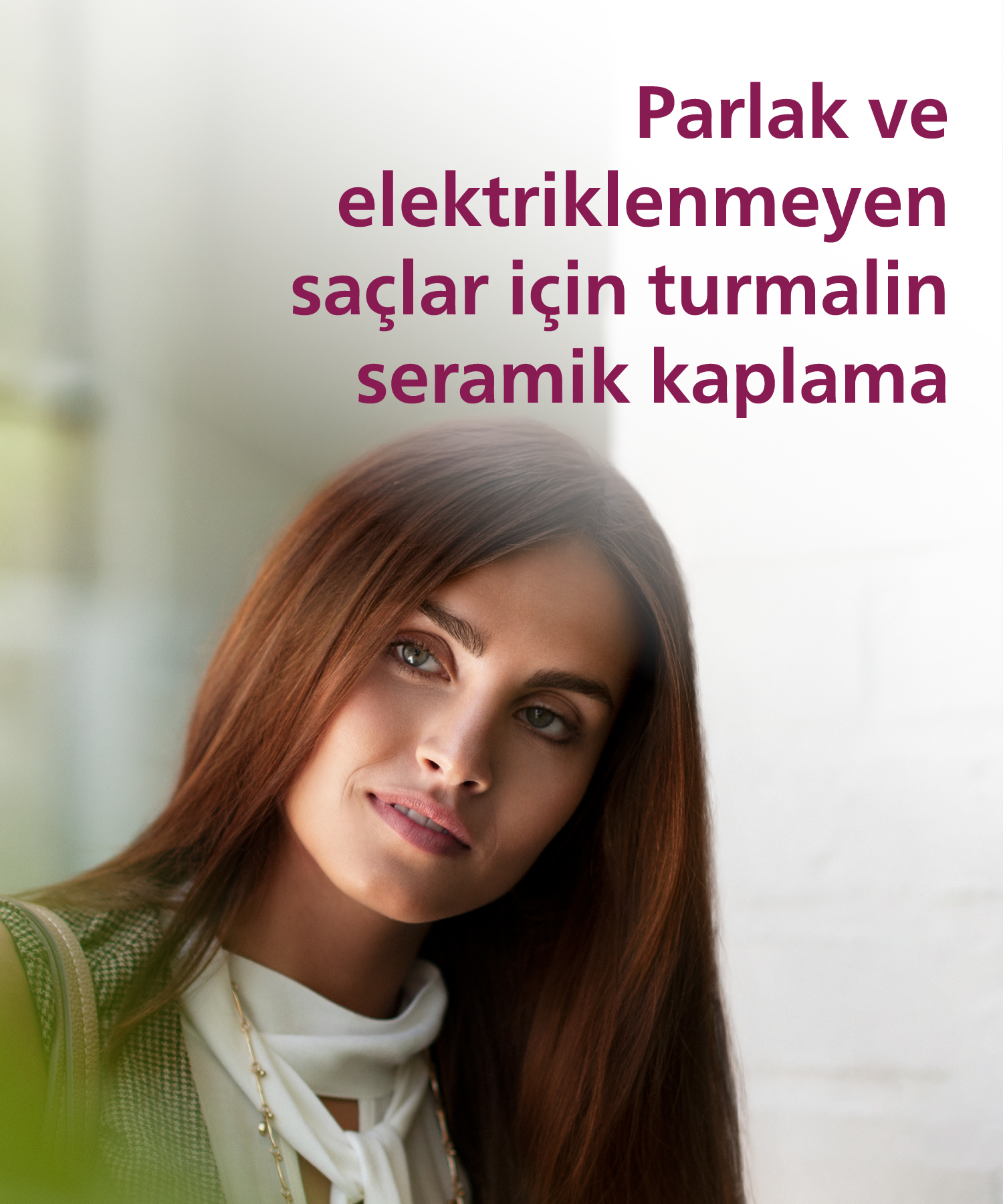 Parlak saçlar için turmalin seramik kaplamalı esmer kadın.