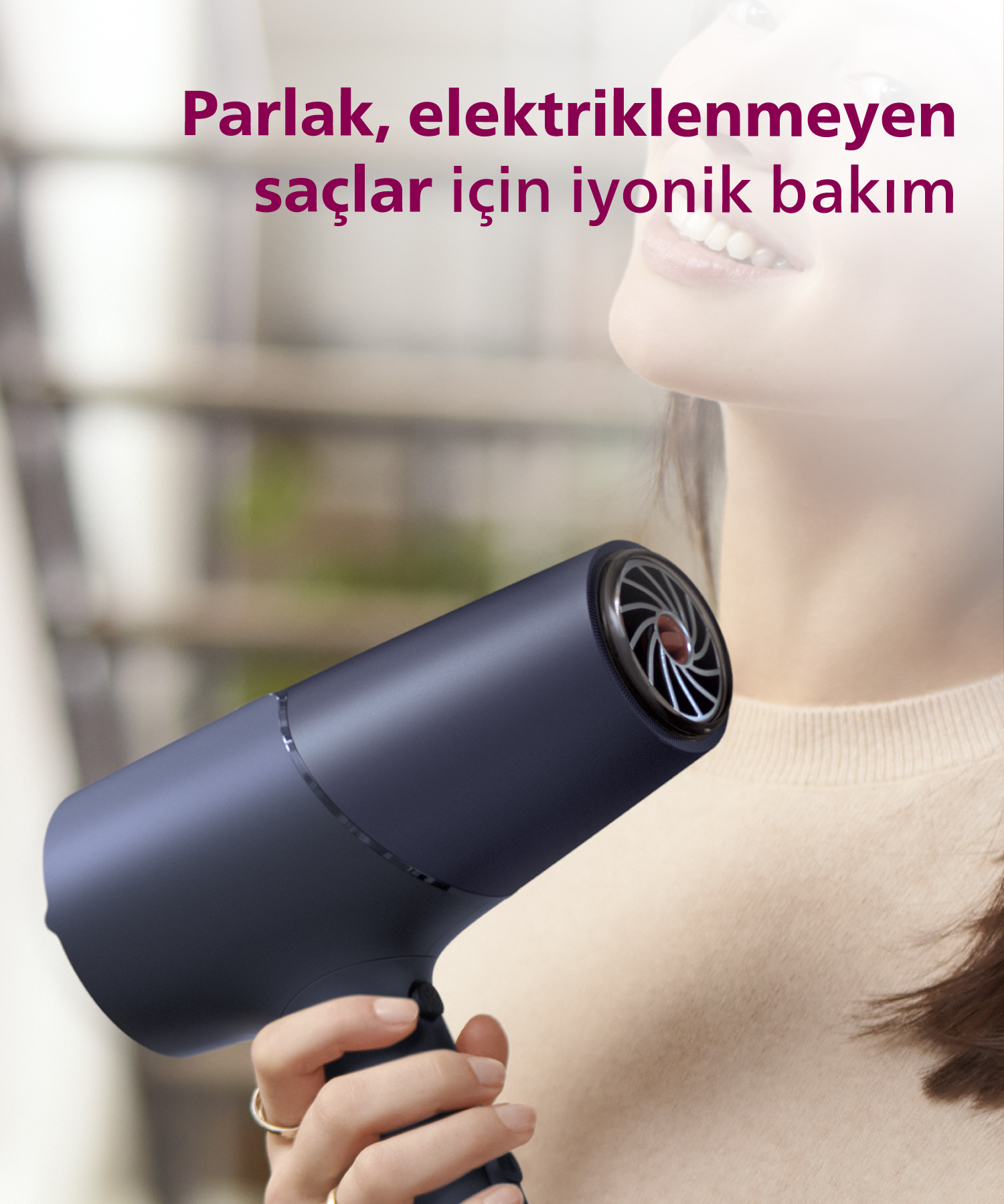 Kadının elinde takılarla tuttuğu lacivert saç kurutma makinesi.
