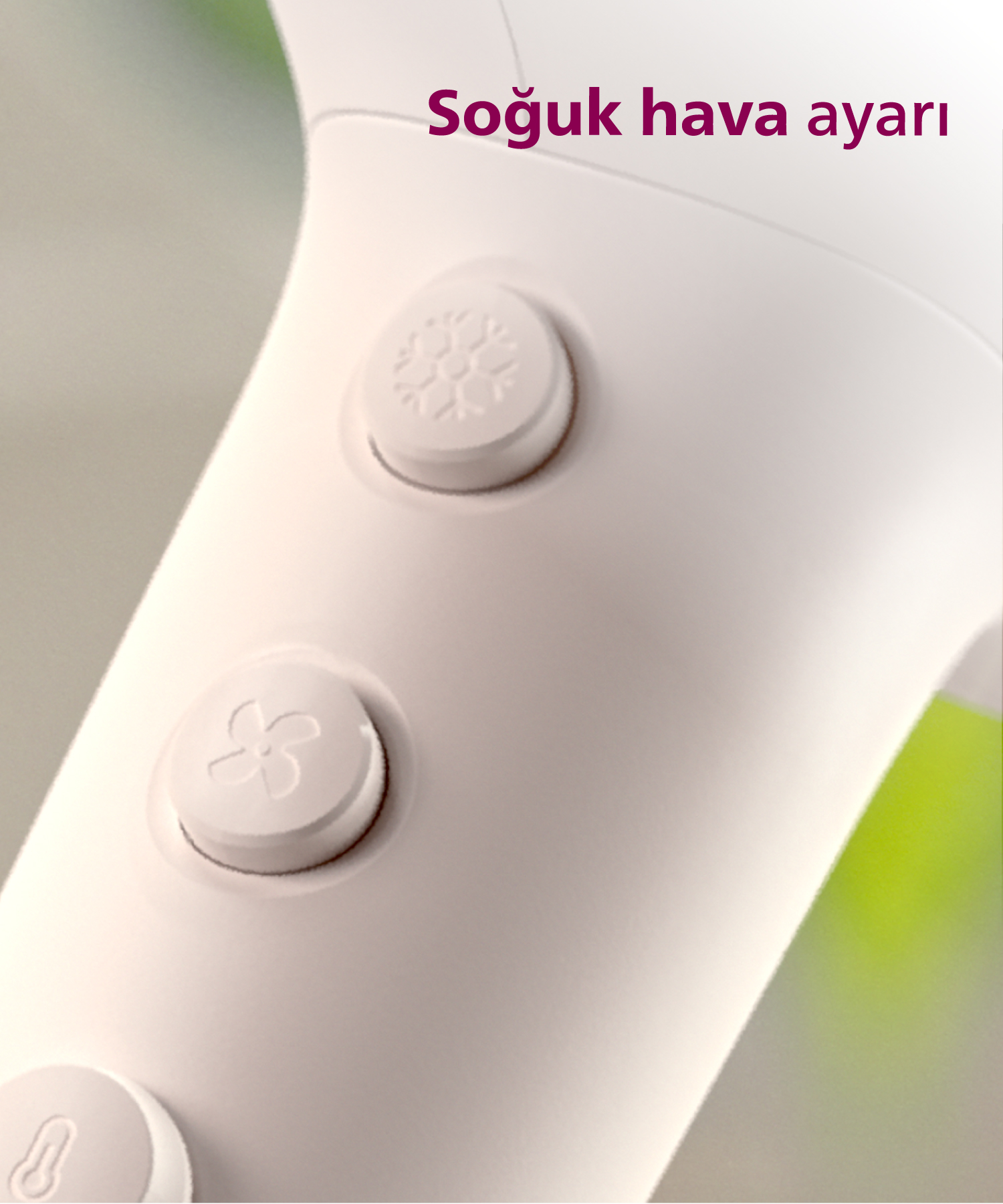 Soğuk hava ve fan düğmeli beyaz saç kurutma makinesi. Bulanık arka plan.