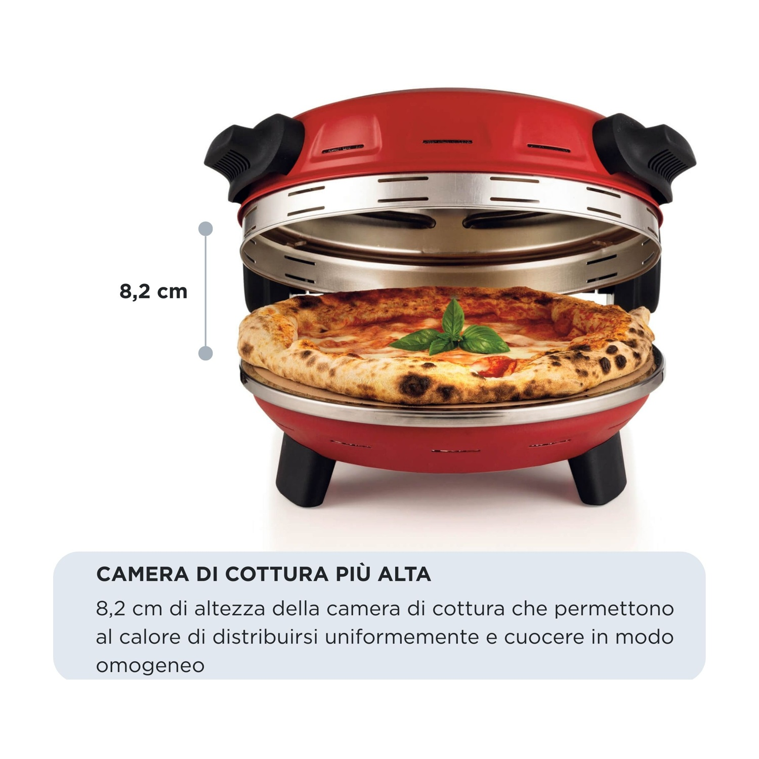 Un forno per pizza rosso con una pizza cotta all'interno. Altezza interna 8,2 cm.