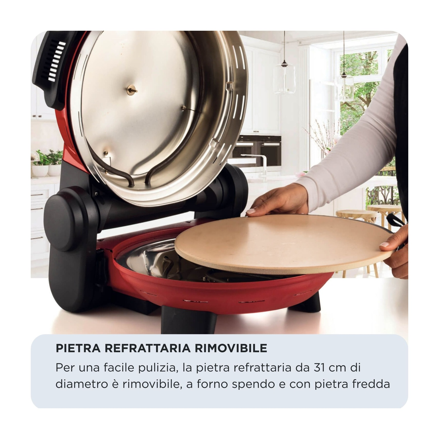 Una persona tiene una pietra per pizza rotonda sopra un forno rosso.