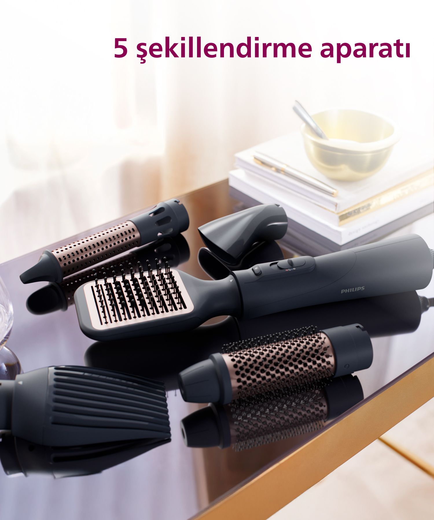 Philips saç kurutma makinesi seti, masada çeşitli aparatlarla.
