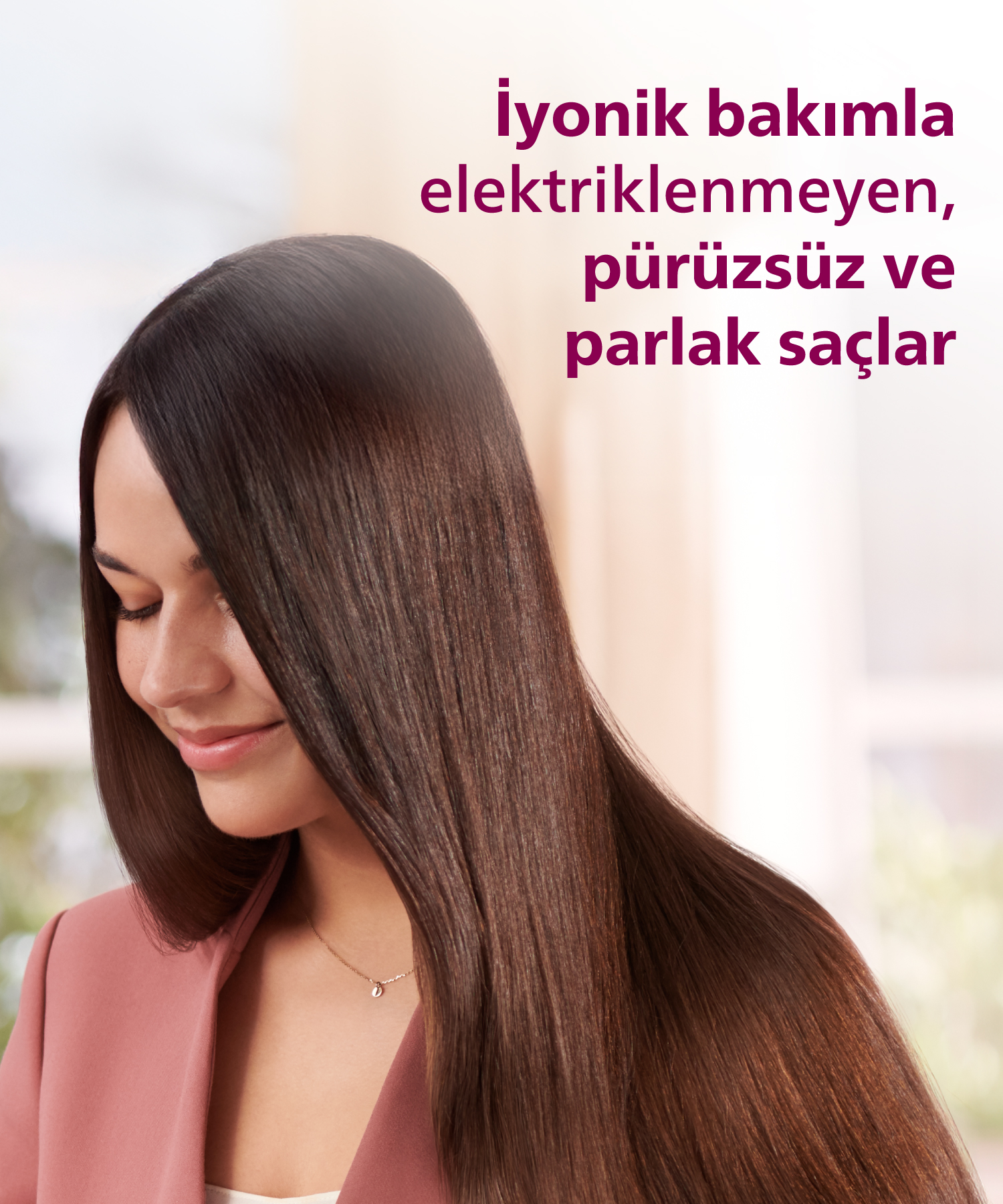 Pembe ceketli, uzun, kahverengi, düz saçlı kadın.