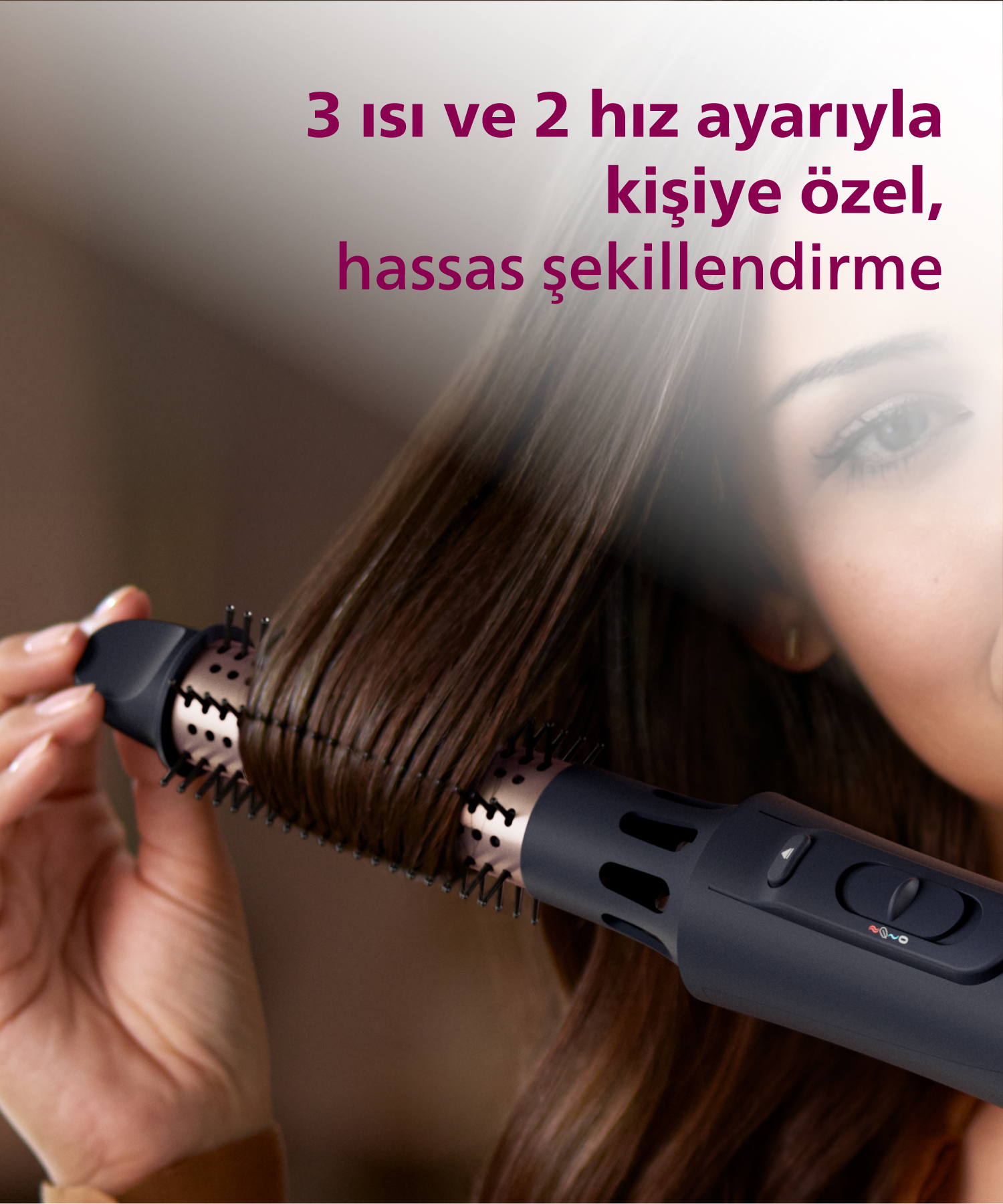 Kadın, döner fırçalı saç şekillendirici ile saçını şekillendiriyor. 3 ısı, 2 hız.