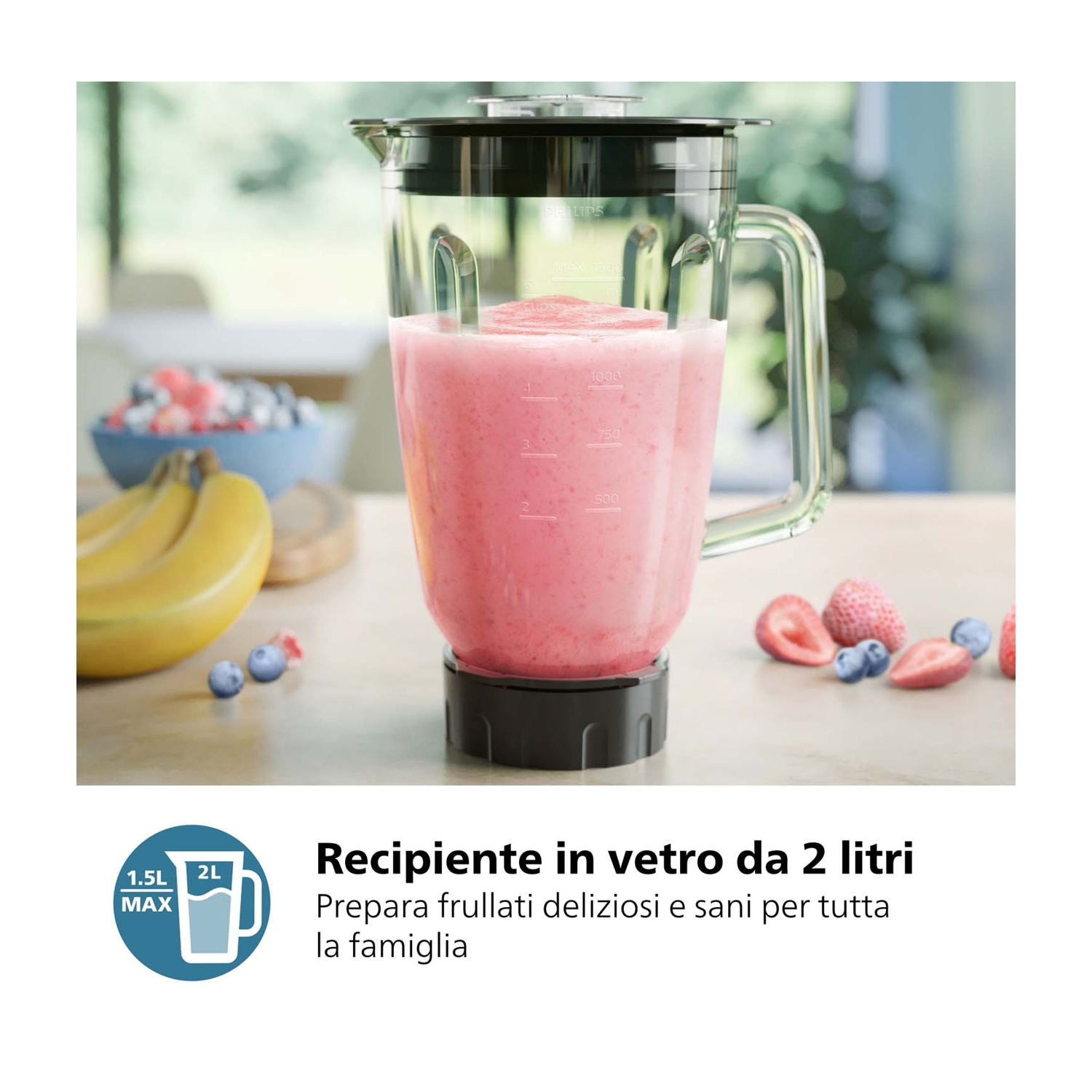 Un frullatore in vetro da 2 litri con un frullato rosa e frutta vicina.